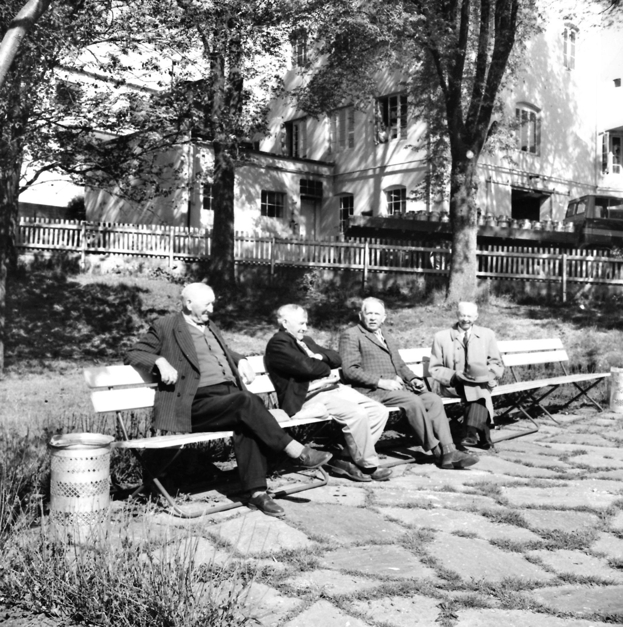 Parken i Kopervik Fire kjente kopervikinger på en benk i parken ...  Fra venstre: Karl Arvid Petterson (1886-1966), Elias Myge (1887-1969), Jacob Mydland (1881-1971)? (Alf Hansen)? og Sigvald Svendsen (1875-1971)