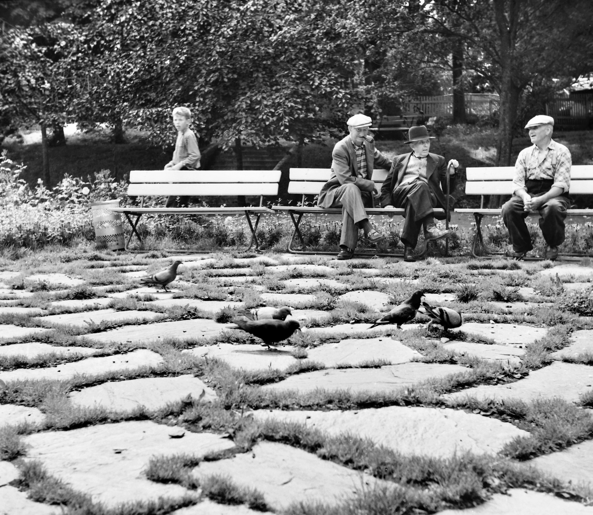 Parken i Kopervik Fin dag i parken ...  Fra venstre: Karl Olav Hansen (gutt), Karl Arvid Petterson, Thomas L.  Øygarden (1878-1960) og Elias Myge