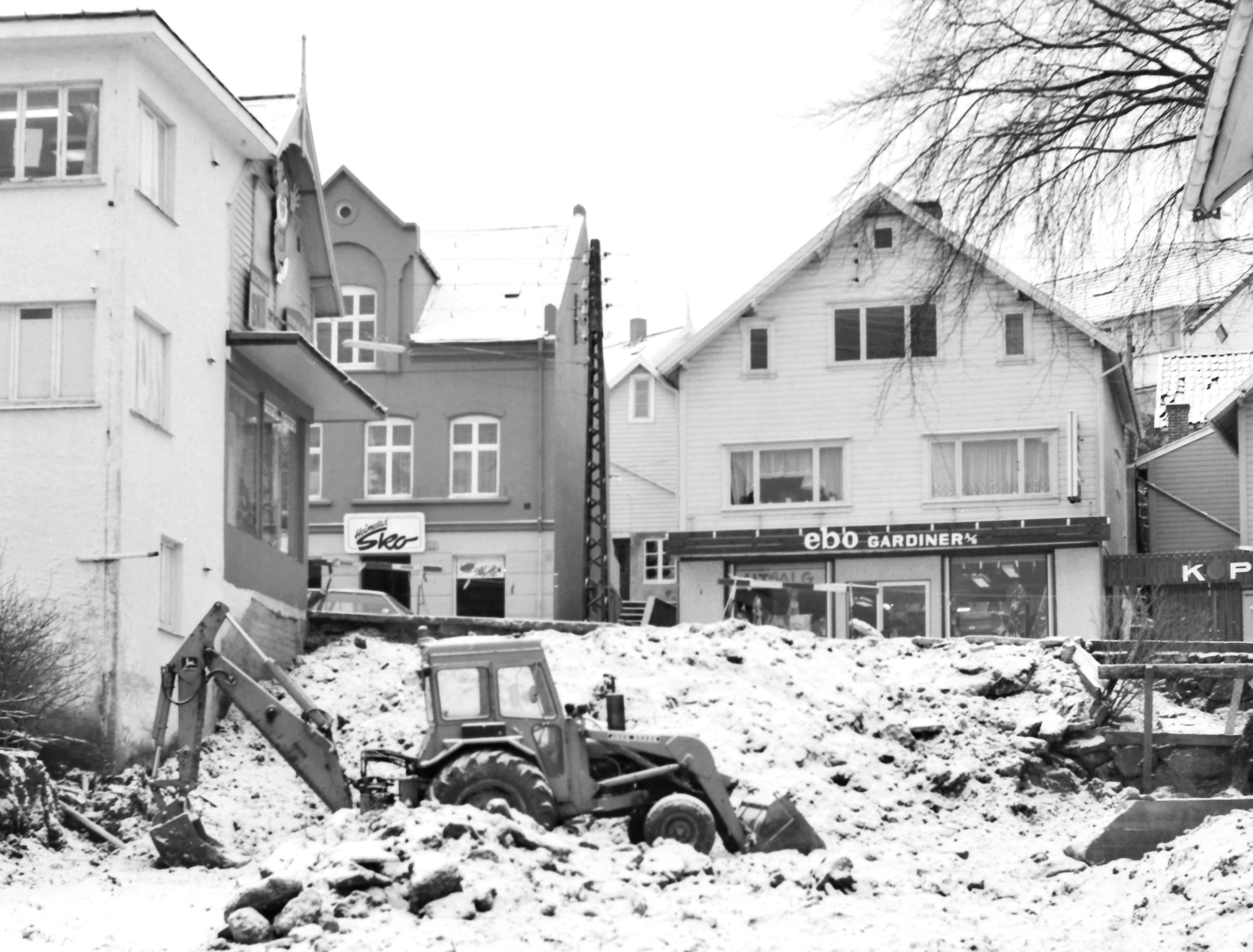 Her graves og planeres det for parkeringsplass på området hvor husene til Osvald Olsen og Paul Hop stod ...