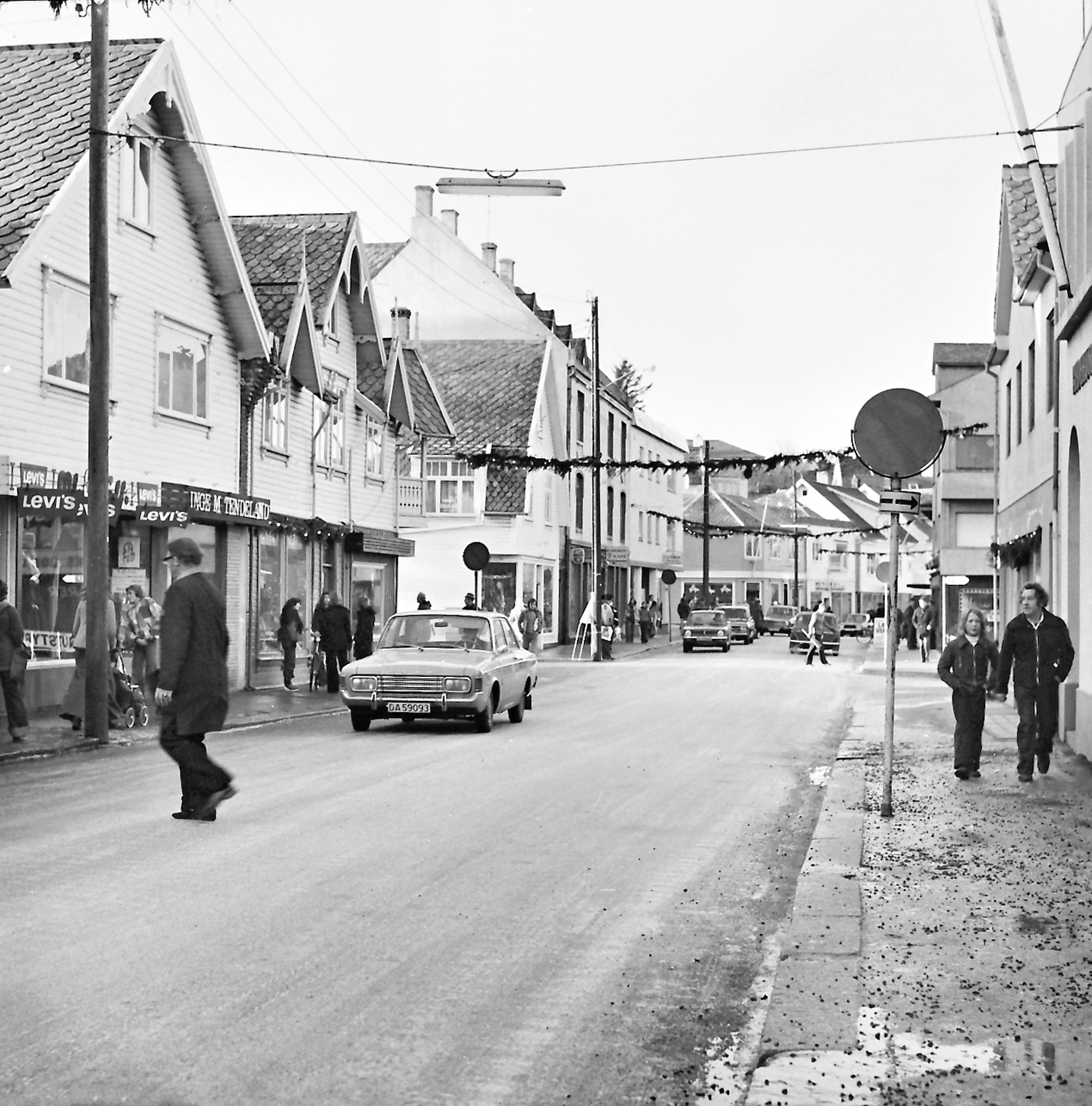 Hovedgaten ved Kopervik bedehus ... Nå har bilene begynt å dominere ...