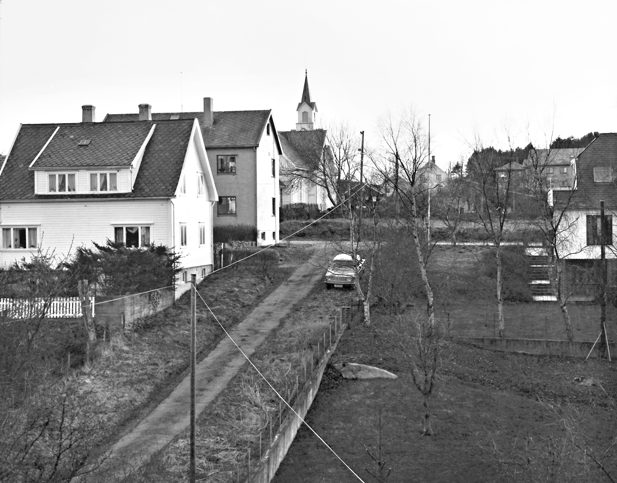 Snorres gate ... På venstre side og rundt, husene til Peder Valentinsen og ? Deretter Kopervik kirke, .... Kopervik aldersheim og litt av Steinar Olsens hus ...