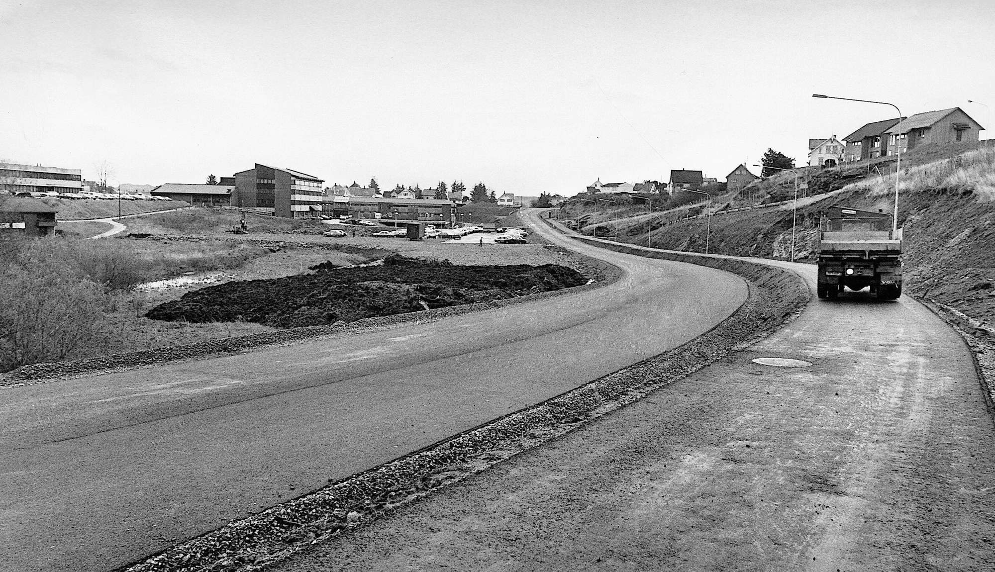 Den nye innfartsvegen til Kopervik (Riksveg 511/Austre Karmøyveg) forbi Karmøy rådhus og Kopparen kjøpesenter ....