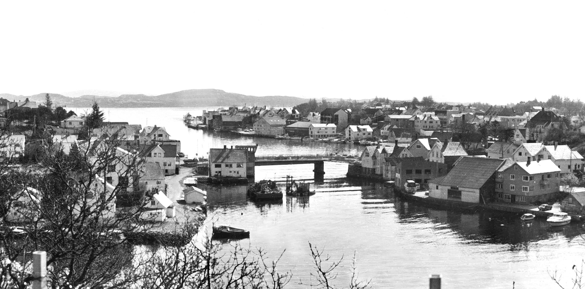 Kopervik havn ved Strømsund Strømsund med broen og Vågen lenger ute ...