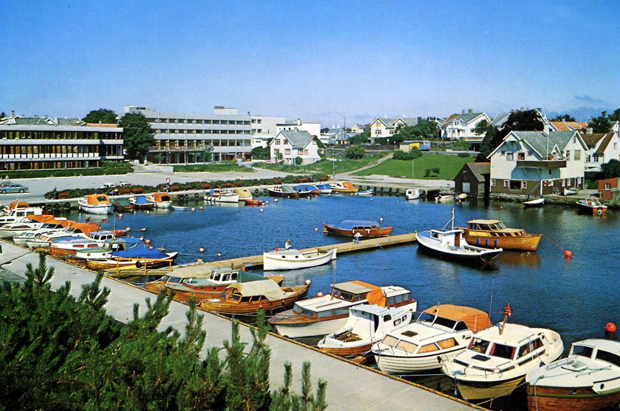 Kopervik havn/Stangelandsvågen Småbåthavnen i Stangelandsvågen med dominerende bygninger som Karmøy kommunale kino, Karmøy hotell, bygget til Odd Kvalevåg og Mang Vanvik  helt til høyre ...