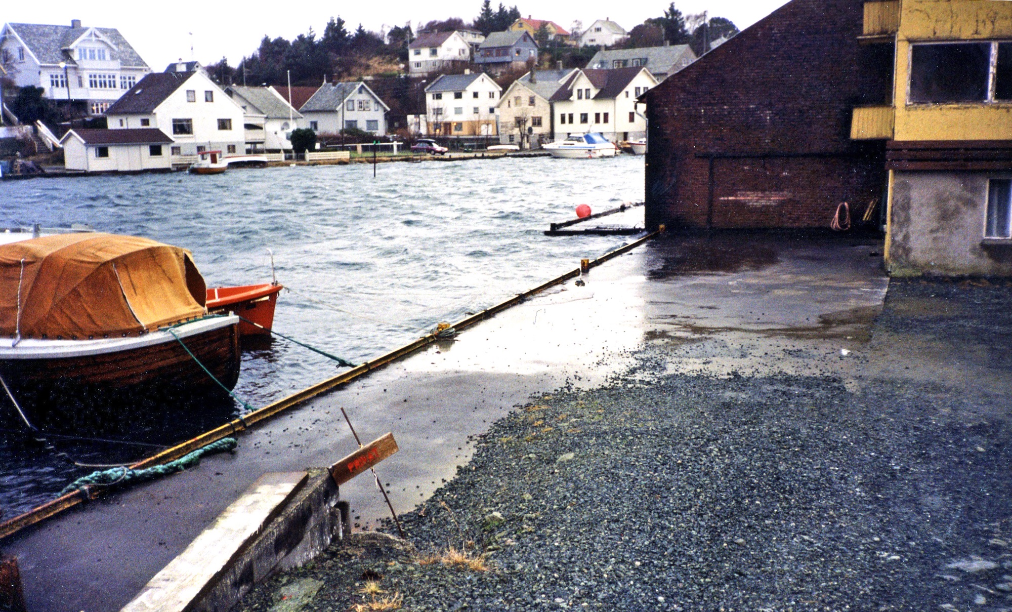 Kopervik havn/Weldekaien Strømsund - fra bryggen til Hjalmar Welde mot Nyborgveien ...