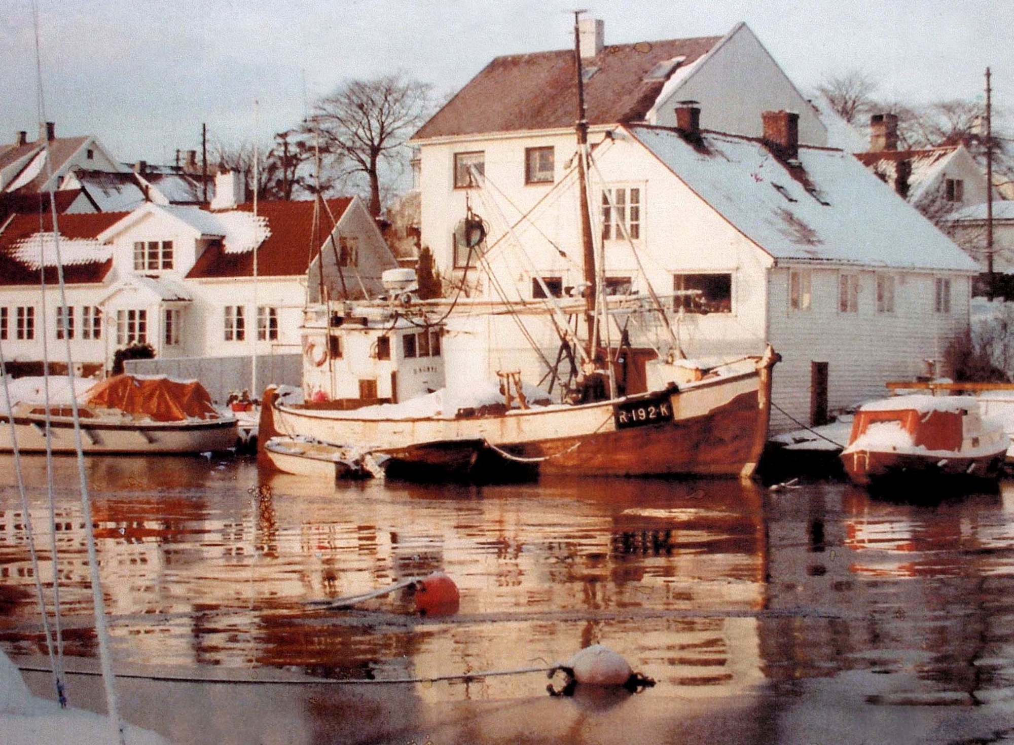 Kopervik havn/Stangelandsvågen Stangelandsvågen med husene til Alexander Hansen og husene til Leif Larsen og Ludvig Høvring. Høvringfamiliens skøyte, "Dagny 1", fortøyd foran huset ...