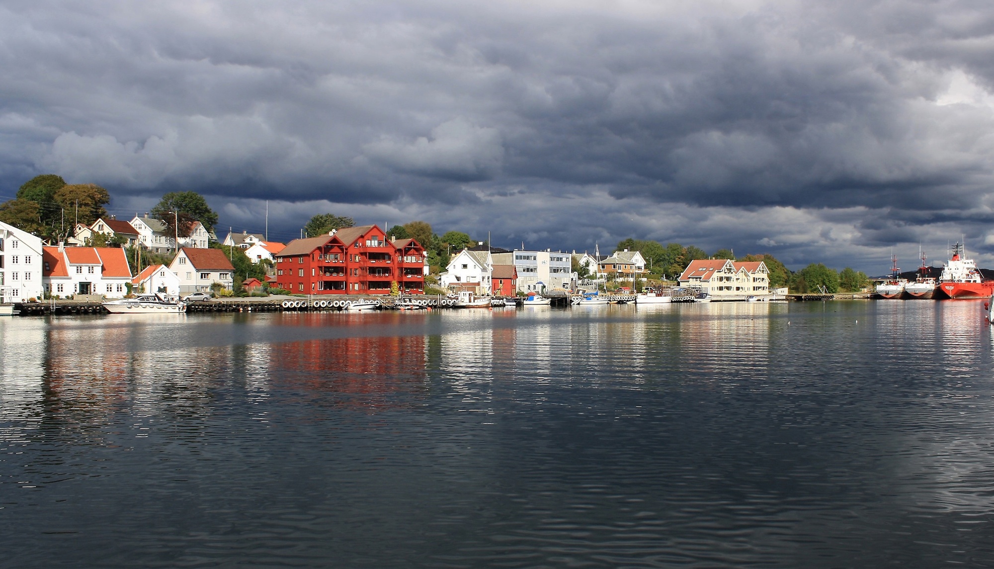 Kopervik havn/Vågen Slik ser Norasiå ut en fin høstdag i 2002 ...