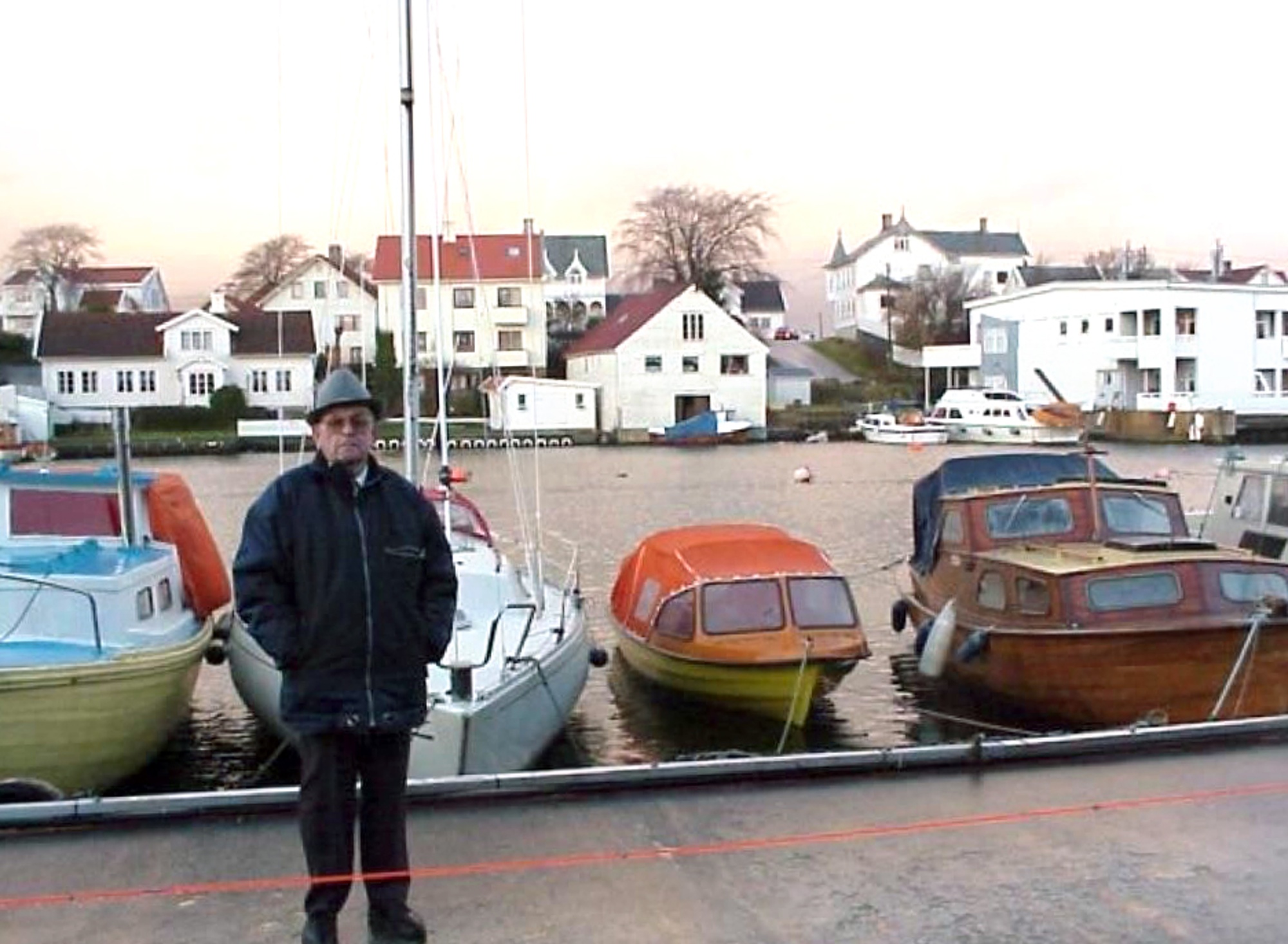 Kopervik havn/Stangelandsvågen Stangelandsvågen med småbåthavnen ...Med Edvin Leirvåg I bakgrunnen fra venstre:Husene til Alexander Hansen, Johannes Svåsand, Leif Larsen, litt av Thorleif Waagehuset, Ludvig Høvring, Isak Eriksen, Wiigs Pensjonat og Verven terrasse ...  Edvin Leirvåg