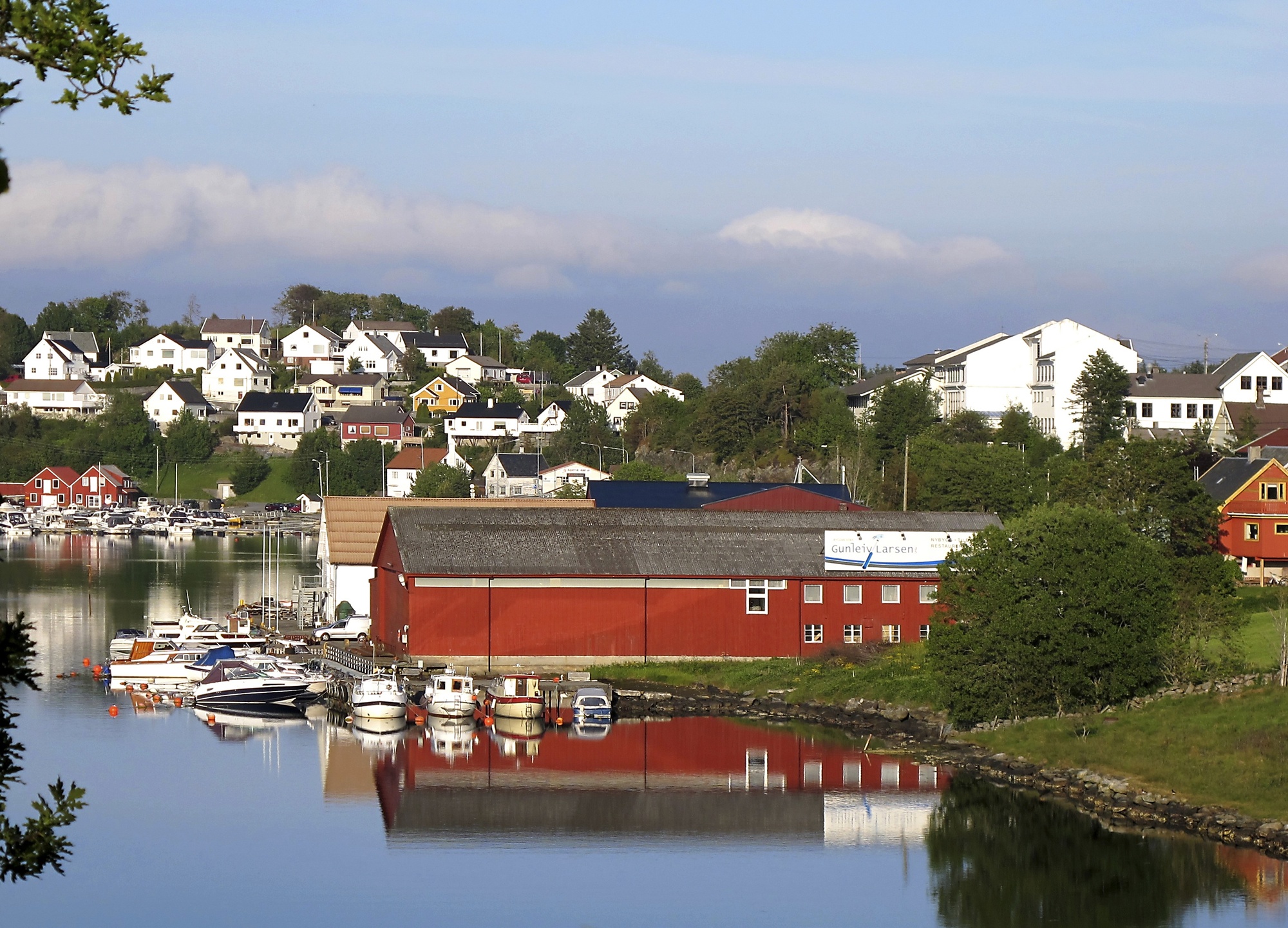 Speilblank Eidsbotn ved bygningene til Gunleiv Larsen ...