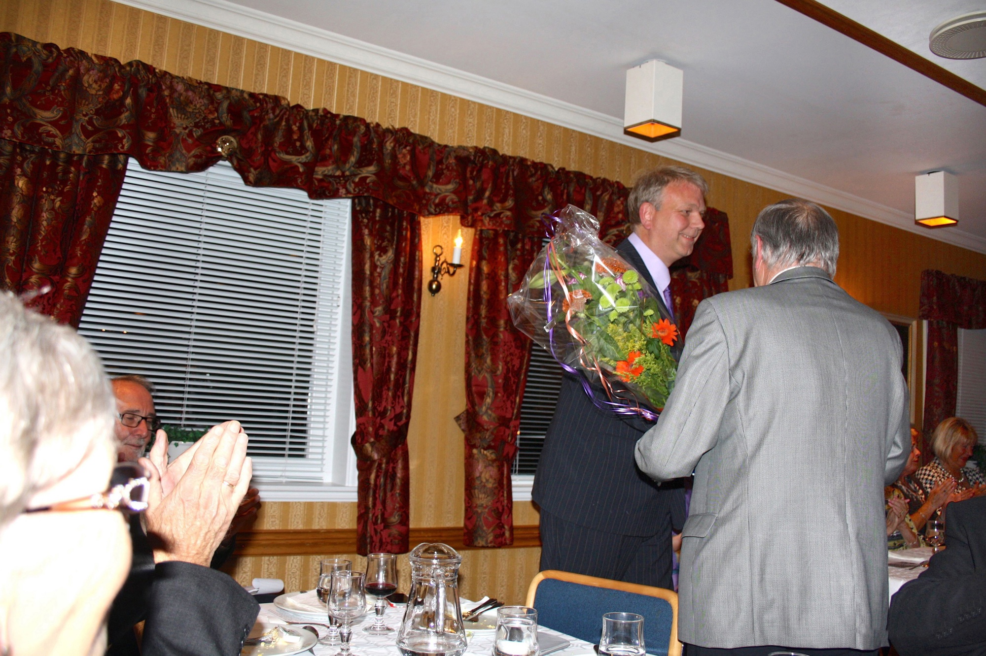 Kopervik og Omegn historielag 20 år Bilder fra festen som fant sted på Odd Fellowlokalet i Askehagen ... Eivind Djønne får blomster av Karmøy kommunes representant, Ørjan Iversen ...  Se Jubileumshefte side 12  Ørjan Iversen og Eivind Djønne