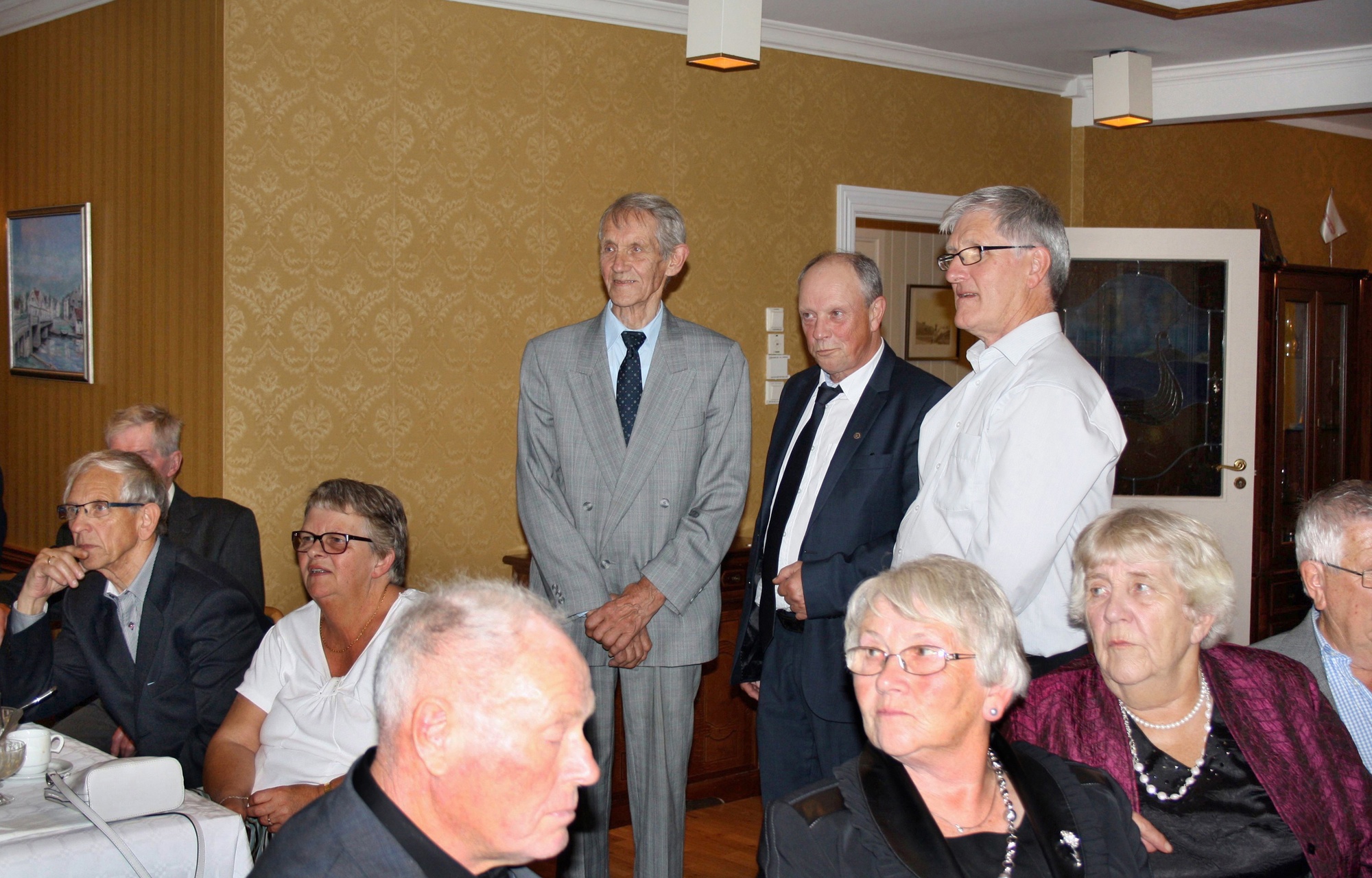 Kopervik og Omegn historielag 20 år Bilder fra festen som fant sted på Odd Fellowlokalet i Askehagen ...  Se Jubileumshefte side 12  Fra venstre bak: Alf Lundberg, Leiv Våge og Martin Westvik