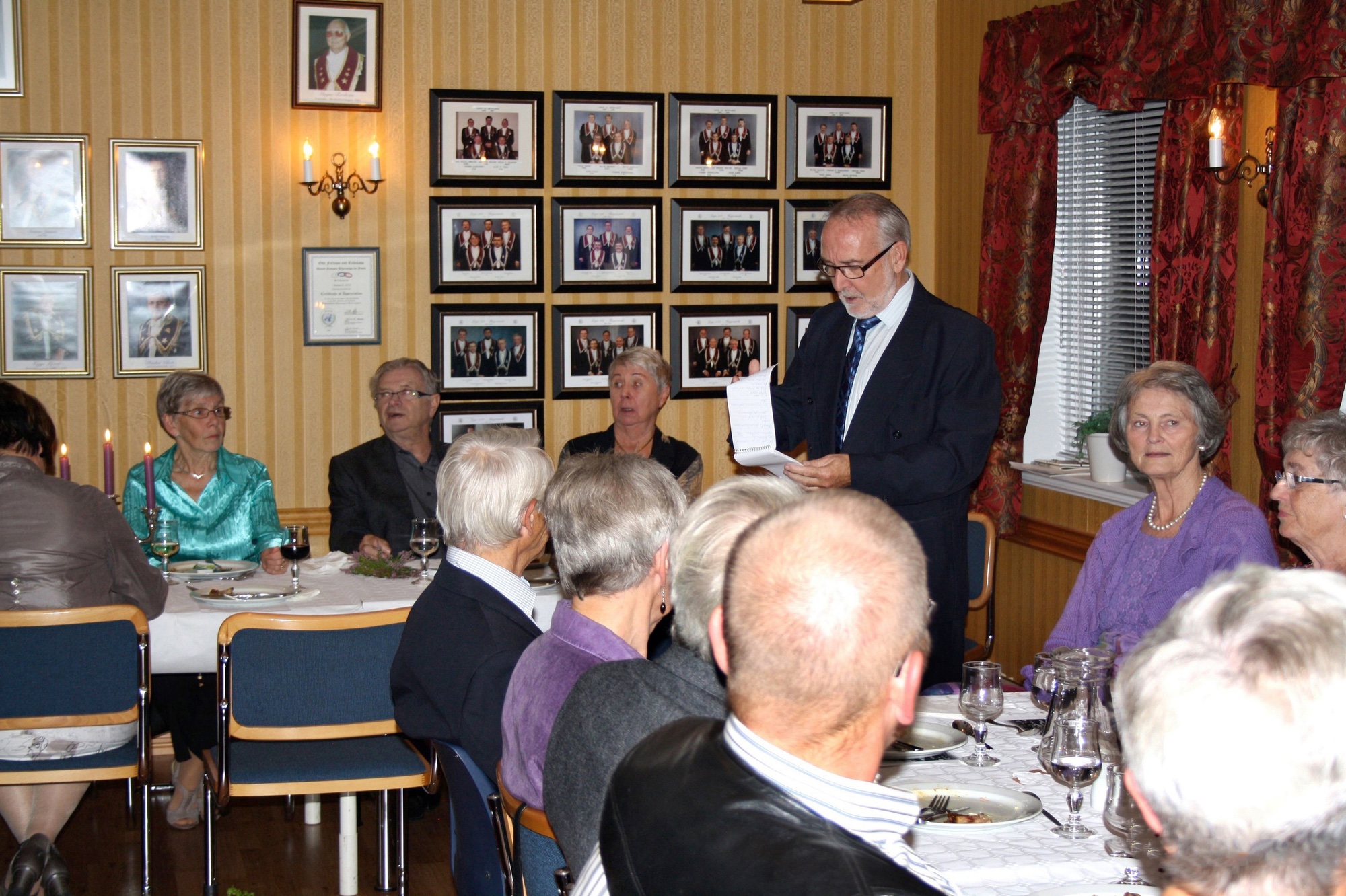 Kopervik og Omegn historielag 20 år Bilder fra festen som fant sted på Odd Fellowlokalet i Askehagen ... Harald Dale ledet kvelden glimrende ...  Se Jubileumshefte side 12  Harald Dale