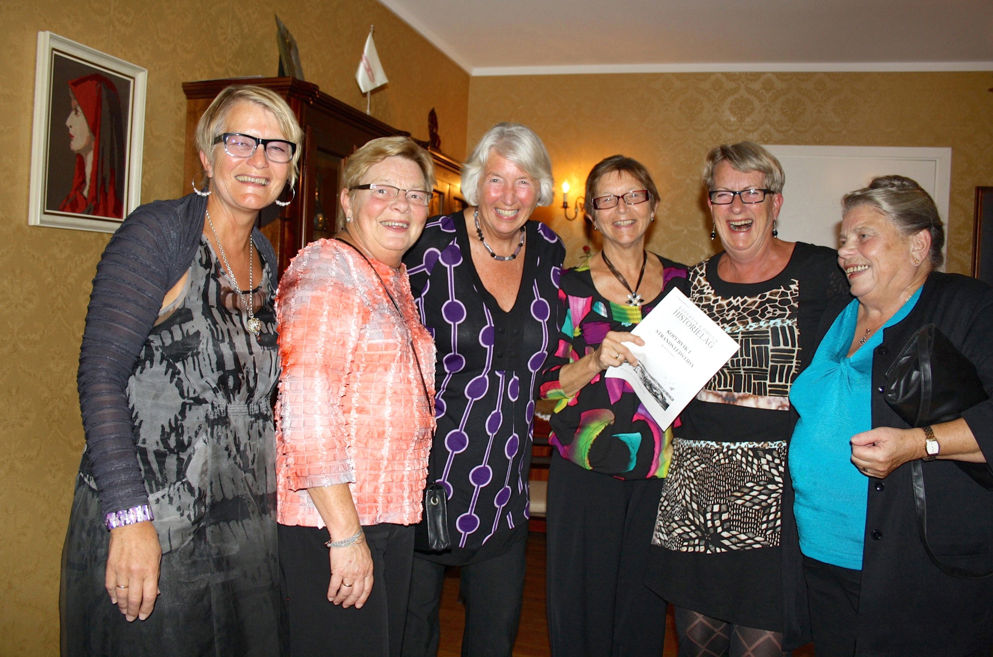 Kopervik og Omegn historielag 20 år Bilder fra festen som fant sted på Odd Fellowlokalet i Askehagen ... KOHs sangstruper ...  Se Jubileumshefte side 12  Fra venstre: Ellen May Stensen (Winterhus), Kirsten Arnesen Våge, Anne Lise Rusnes, Hildur Stensen, Svanhild Holgersen Larsen og Tordis Ree
