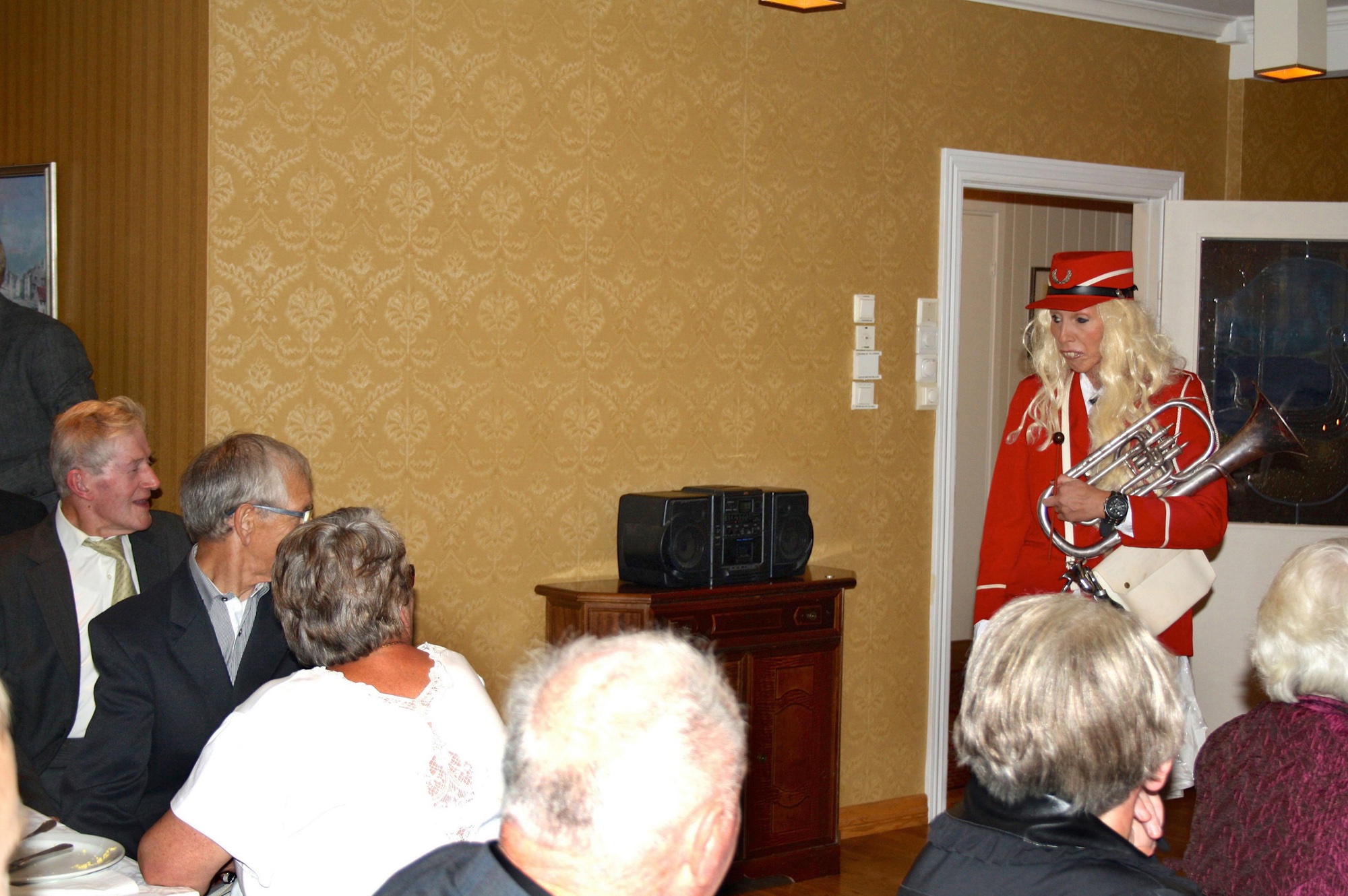 Kopervik og Omegn historielag 20 år Bilder fra festen som fant sted på Odd Fellowlokalet i Askehagen ... Underholdning ved Tone Kallevik ...  Se Jubileumshefte side 12  Tone Kallevik