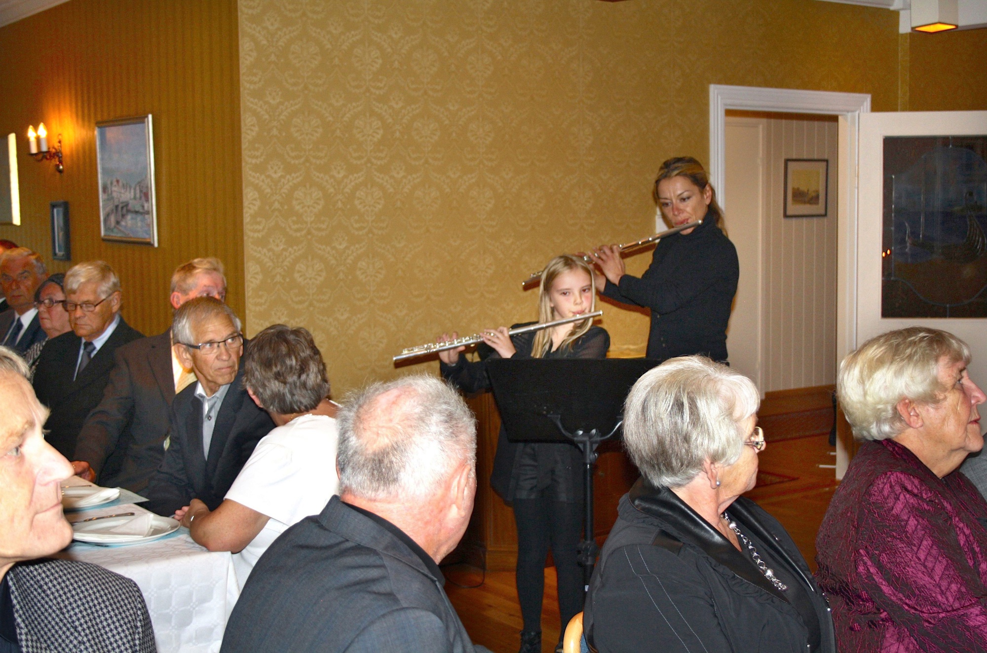 Kopervik og Omegn historielag 20 år Bilder fra festen som fant sted på Odd Fellowlokalet i Askehagen ... Fløytespill av to jenter fra karmøy kulturskole ...  Se Jubileumshefte side 12  ? og ?