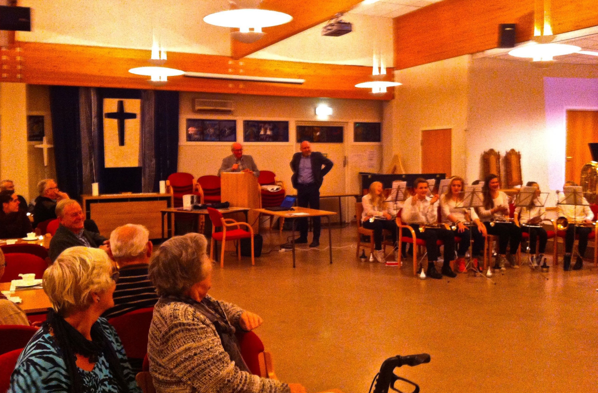 Kopervik og omegn historielags høstmøte på Kopervik ungdoms- og aldersenter ... Kopervik skoles musikkorps underholdt under dirigent ? Skår ... Her takker formann i KOH, John Larsen, skolekorpset for underholdningen ...  Formann i KOH, John Larsen og dirigent Skår