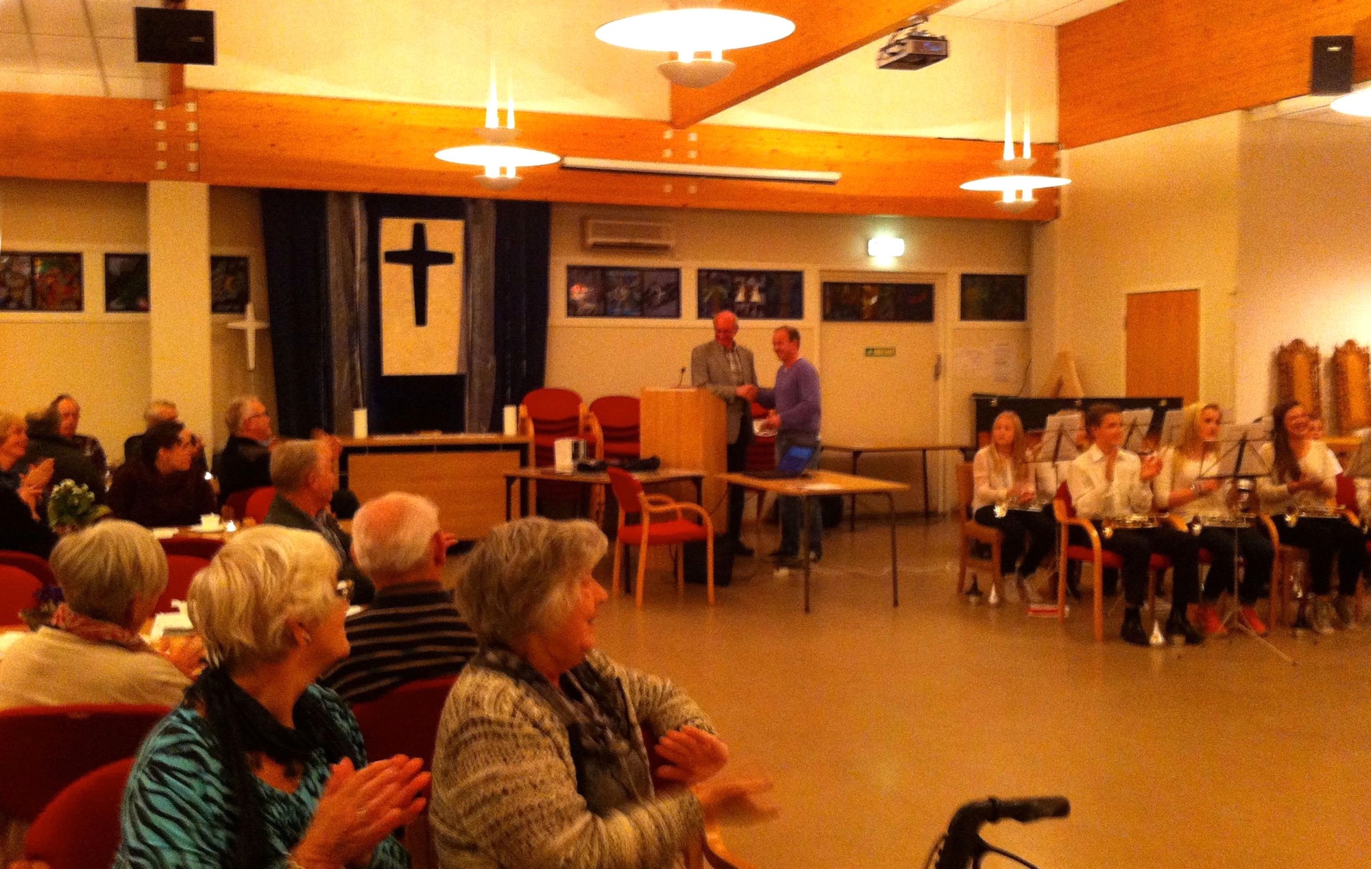 Kopervik og omegn historielags høstmøte på Kopervik ungdoms- og aldersenter ... Kopervik skoles musikkorps underholdt ... Dirigent ? Skår Her takker formann i KOH, John Larsen, dirgent Skår og skolekorpset for underholdningen ...  Fra venstre ved talerstolen: John Larsen og ? Skår