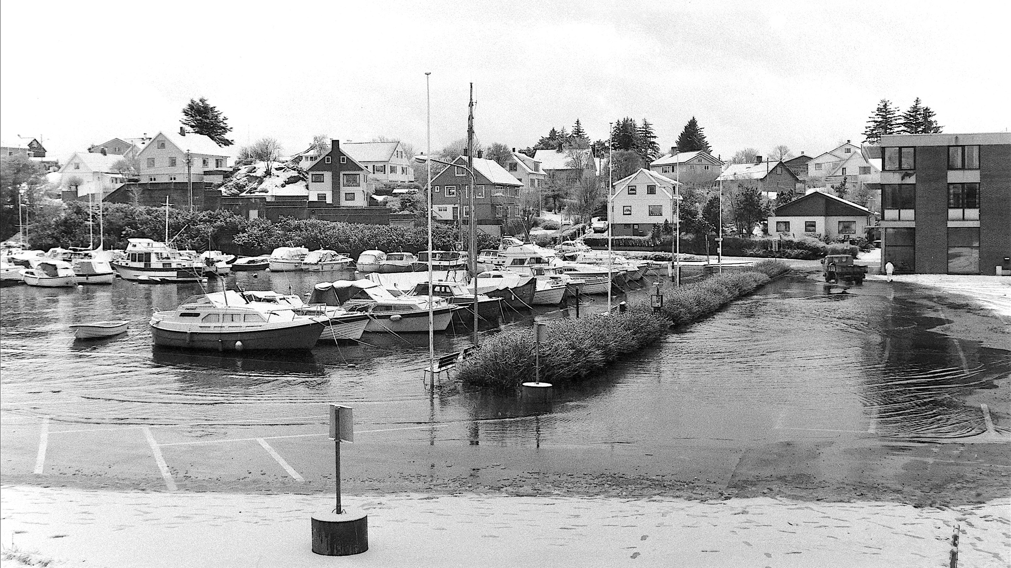 Kaien ved småbåthavnen i Stangelandsvågen står under vann på grunn av dårlig vær og springflo ...