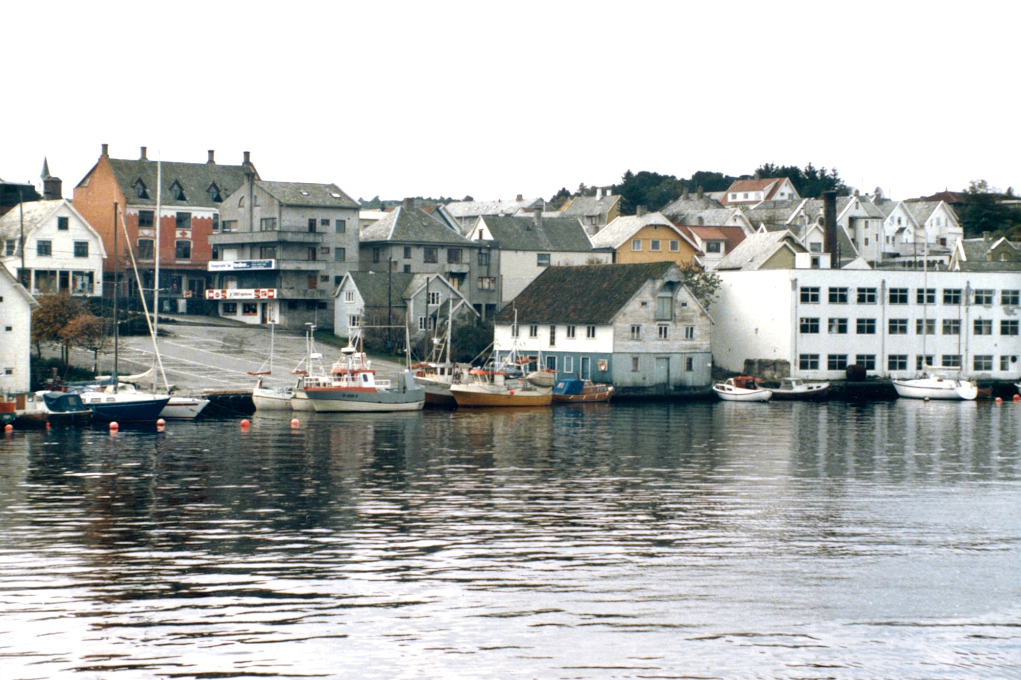 Fiskebåter ved Fisketorget ... - før Havnegate og parkeringshus!  Hefte 26 - side 41