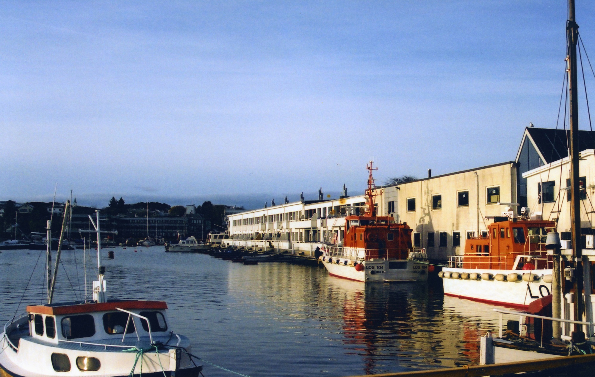 Nordre side av Stangelandsvågen med leilighetene i Verven Terrasse (tidligere Westcanners hermetikkfabrikk) og losbåtene LOS 084 og LOS 104 ...