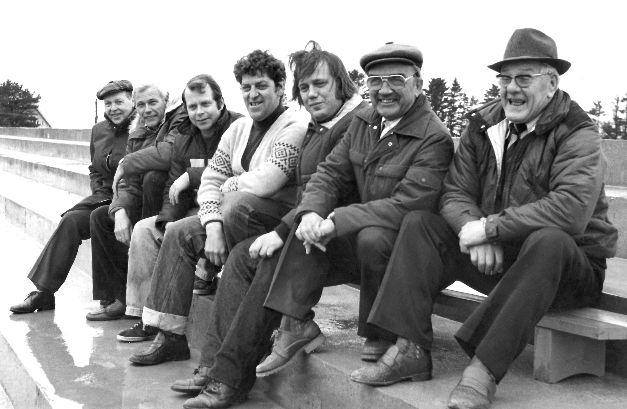 Samling på tribuneplass på Åsebøen ... Noen av KILs mest trofaste tilhengere ...  Fra venstre: Axel Holst Roness, Leif Børresen, Oskar Finne, Ingolf Jøsang, Torstein Larsen, Ernst Eriksen og Sivert Hop