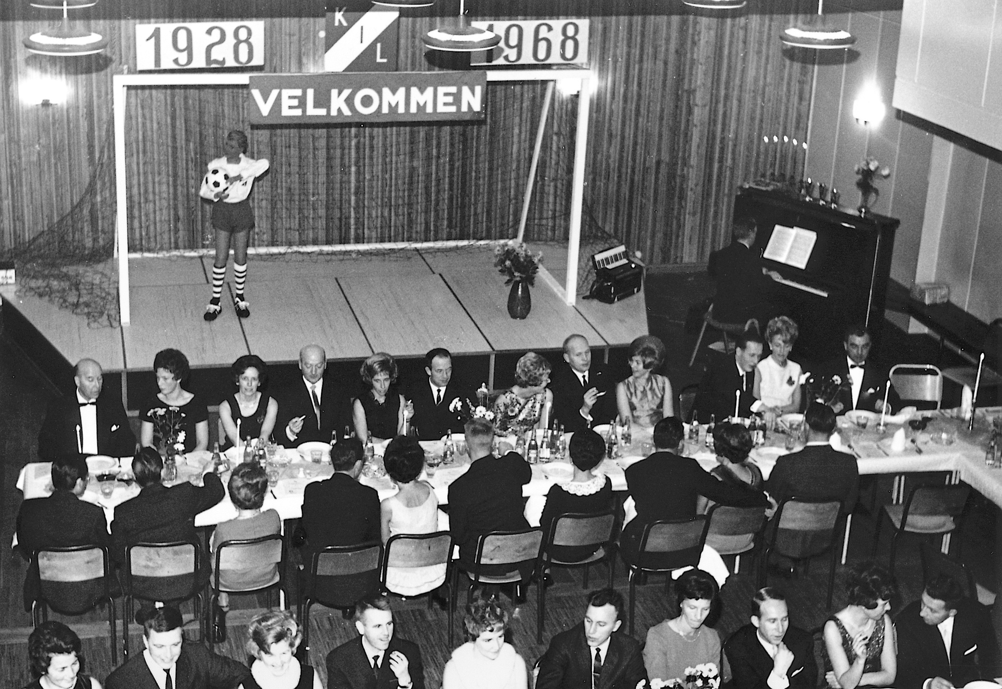 KILs 40 års jubiléum Bilder fra KILs jubiléumsfest på Folkets hus  Bordrekken nærmest: Ba Skår, Laurits Skår, Valborg Bjelland, Leif Bjelland, Olaug Bjelland, Per Bjelland, fru Trygve Osnes, Trygve Osnes, Kari Skogland og Bjarne Skogland Bordrekken bakerst: Humphrey Holst Roness, Reidun Myklebust, Ole M. Myklebust, Ba Guttormsen, Egil Guttormsen, Magnhild Sund, Hans Sund, Helene Eikill, Oddbjørn Eikill, Sonja Eriksen og Ernst Eriksen
