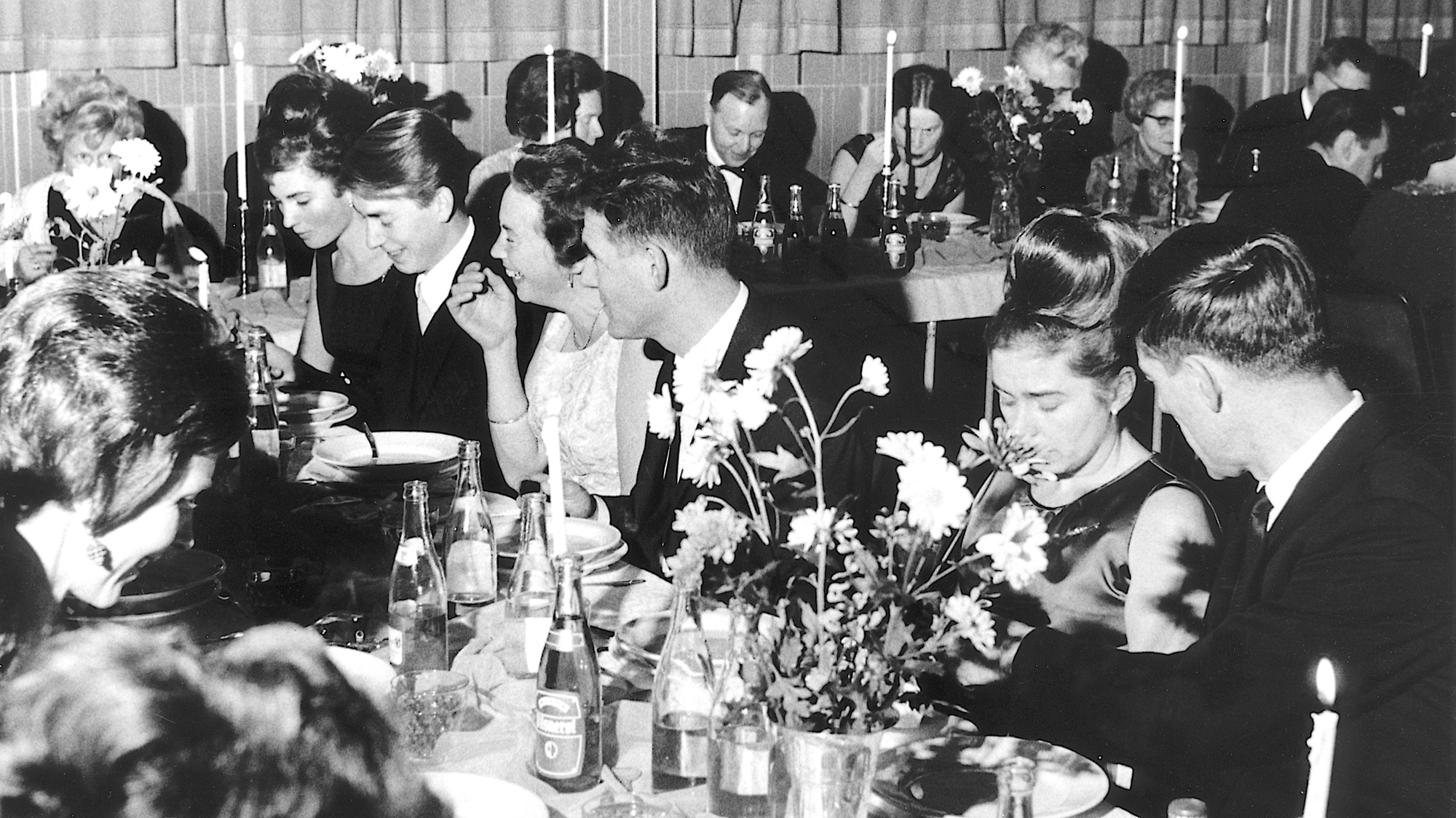 KILs 40 års jubiléum Bilder fra KILs jubiléumsfest på Folkets hus  Nærmest fra venstre: ?, Bjørn Yngvar Sørensen, Liv Gismervik, Leif Gismervik, Ella Gismervik (Waage), og Jostein Gismervik Bak ved veggen fra venstre: Aksel Holst Roness, Solveig Mydland (Palander), August Mydland og Olea Gismervik