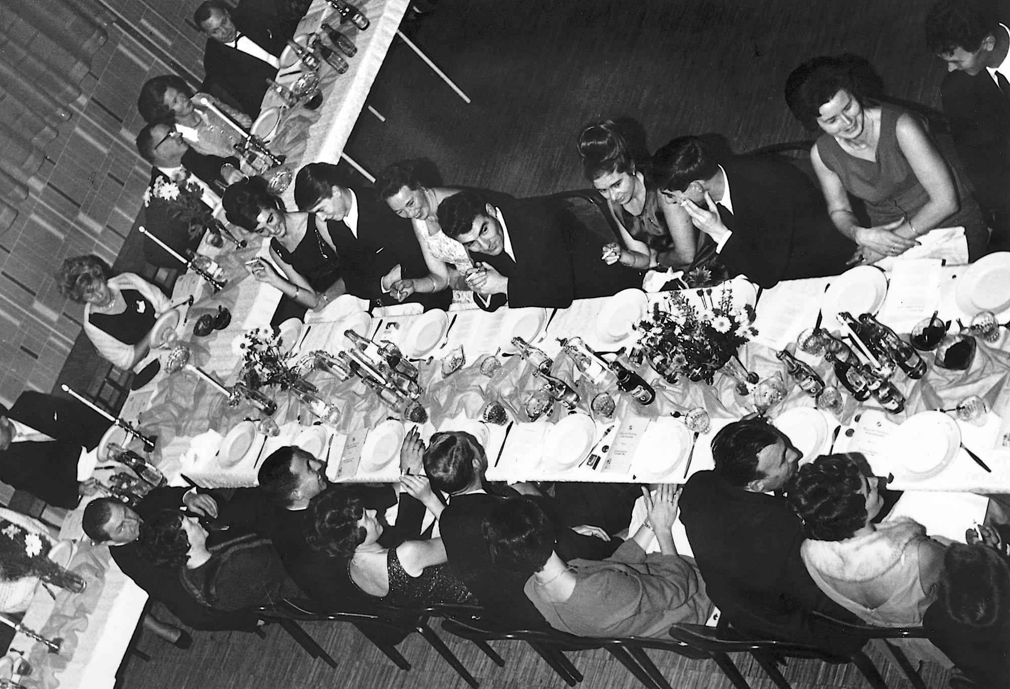 KILs 40 års jubiléum Bilder fra KILs jubiléumsfest på Folkets hus  Med ryggen til: ?, Margit Haukås, Bjarne Skogland, Kari Skogland, Trygve Osnes, ? Osnes, Per Bjelland og Olaug Bjelland Rett over bordet: ?, Bjørn Yngvar Sørensen, Liv Gismervik, Leif Gismervik, Ella Gismervik (Waage), Jostein Gismervik, ? Jakobsen og Arnold Jakobsen Ved veggen: ?, ?, Ingrid Roness og Aksel Roness
