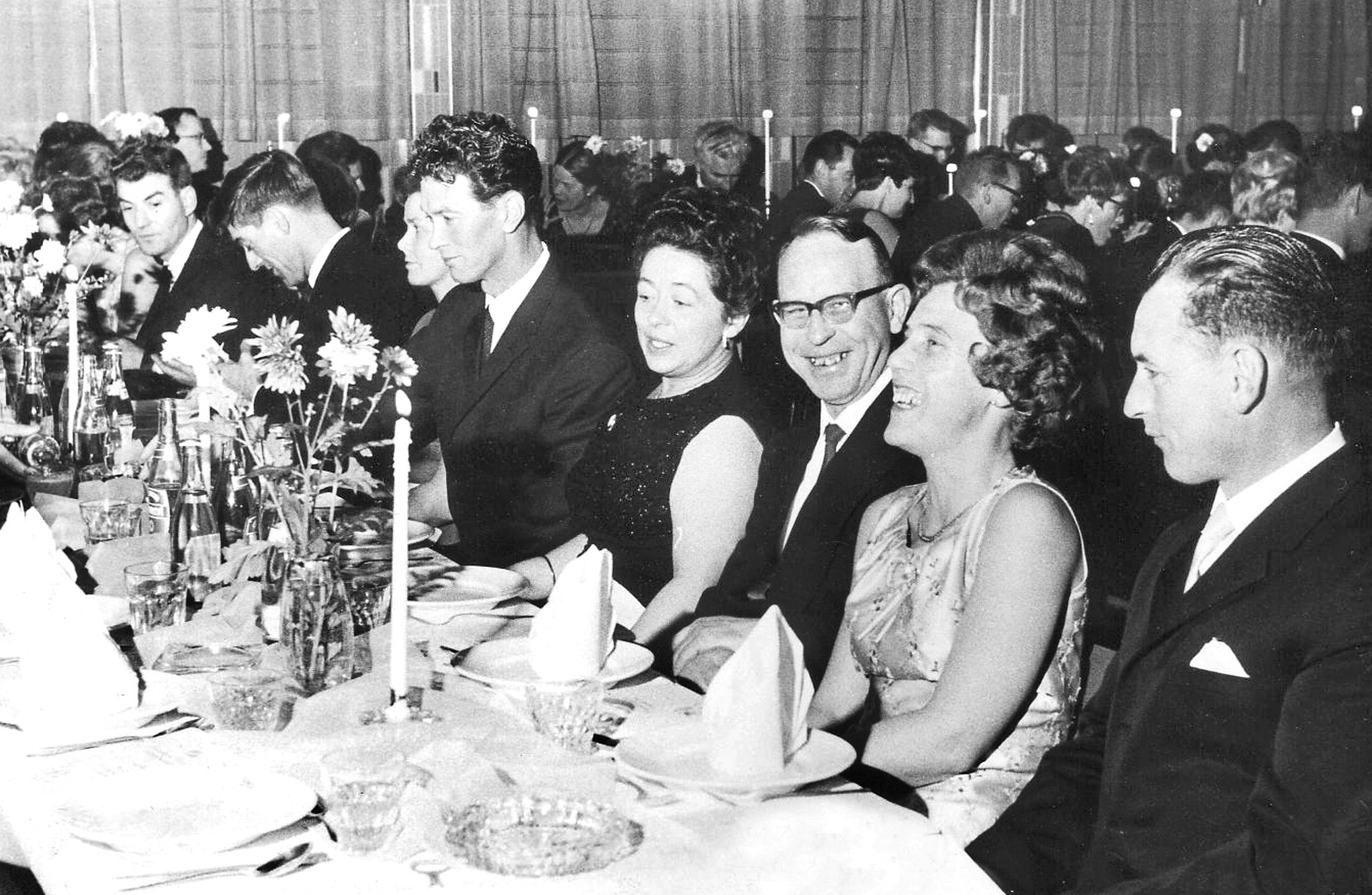 KILs 40 års jubiléum Fra KILs jubiléumsfest på Folkets hus ...  Fra venstre: Leif Gismervik, Jostein Gismervik, fru Jakobsen, Arnold Jakobsen, Karen Osnes, Gunvald Osnes, Liv Hansen og Magnus Hansen