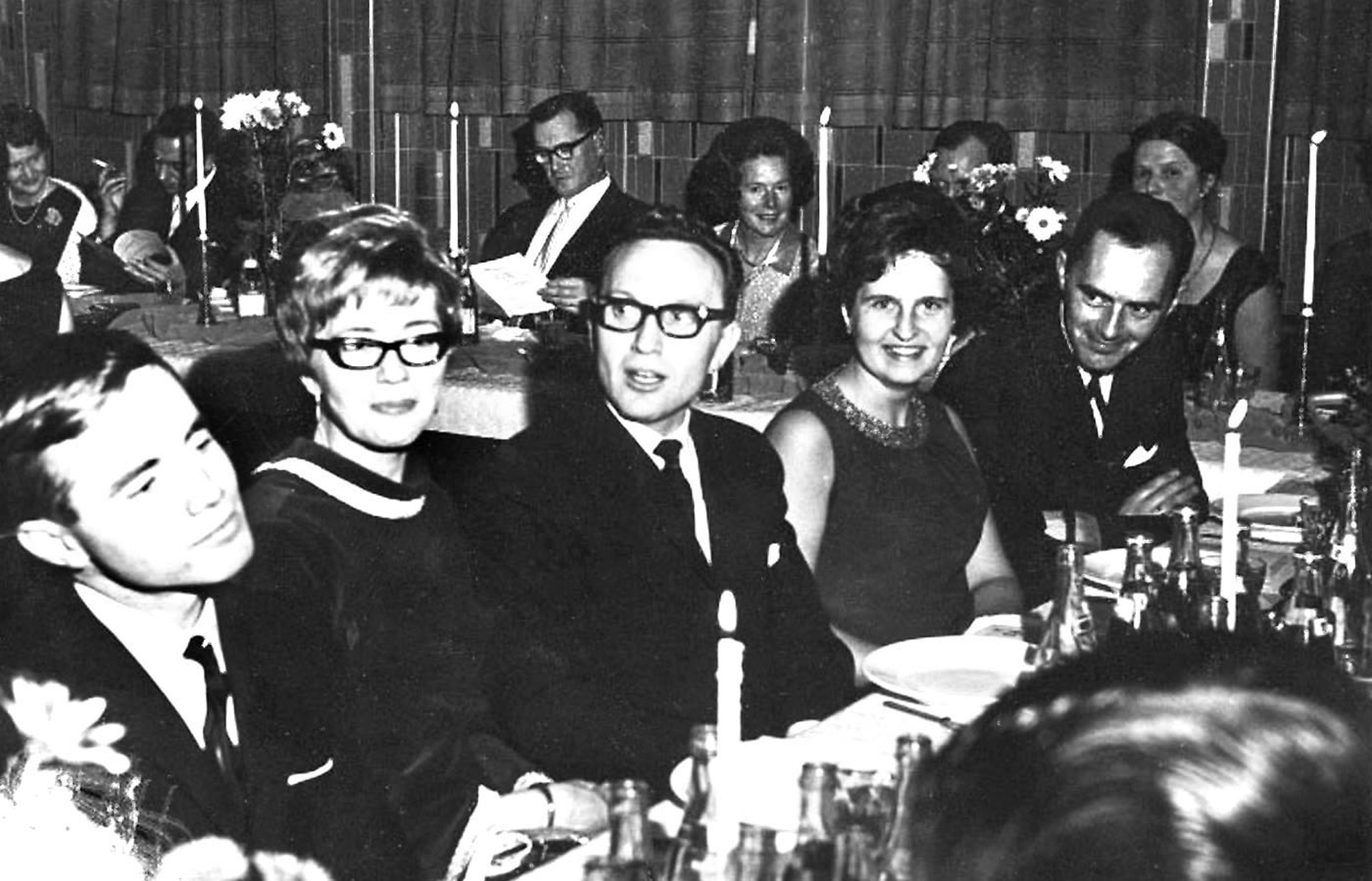 KILs 40 års jubiléum Fra KILs jubiléumsfest på Folkets hus ...  Foran fra venstre: Torstein Flatebø, Tordis Eriksen, Rudi Eriksen, Lillian Halvorsen (Håvarstein) og Lars Halvorsen