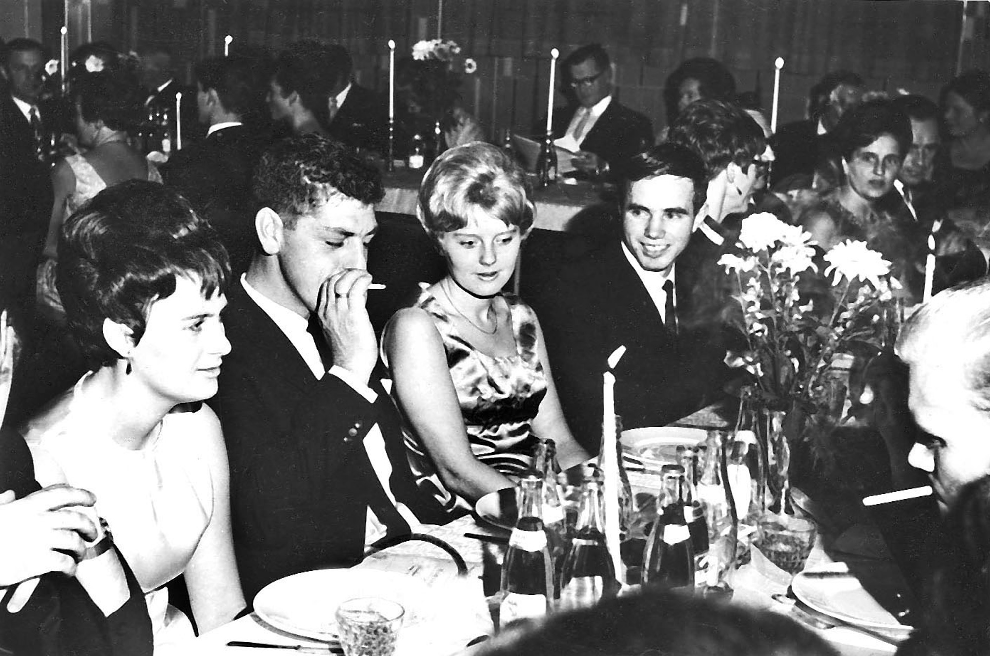 KILs 40 års jubiléum Fra KILs jubiléumsfest på Folkets hus ...  Fra venstre: Berit Jøsang, Ingolf Jøsang, Marit Flatebø, Torstein Flatebø, ?, ?, Lillian Halvorsen (Håvarstein) og Lars Halvorsen