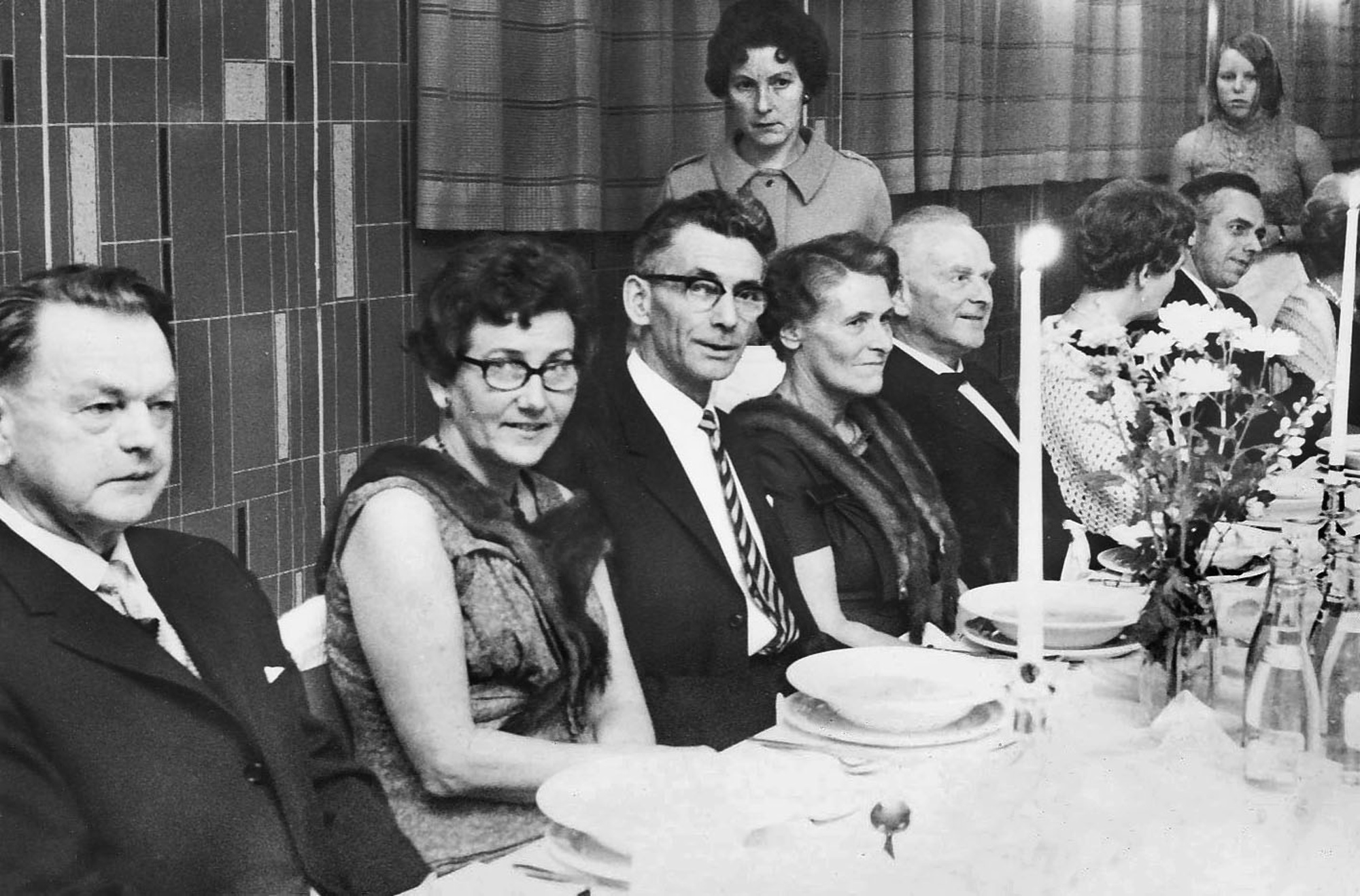 KILs 40 års jubiléum Fra KILs jubiléumsfest på Folkets hus ...  Fra venstre: Nils Stangeland, ?, ?, Torborg Børresen, Tinius Børresen, ? og ? De to damene bak: ? og Turid Brekke