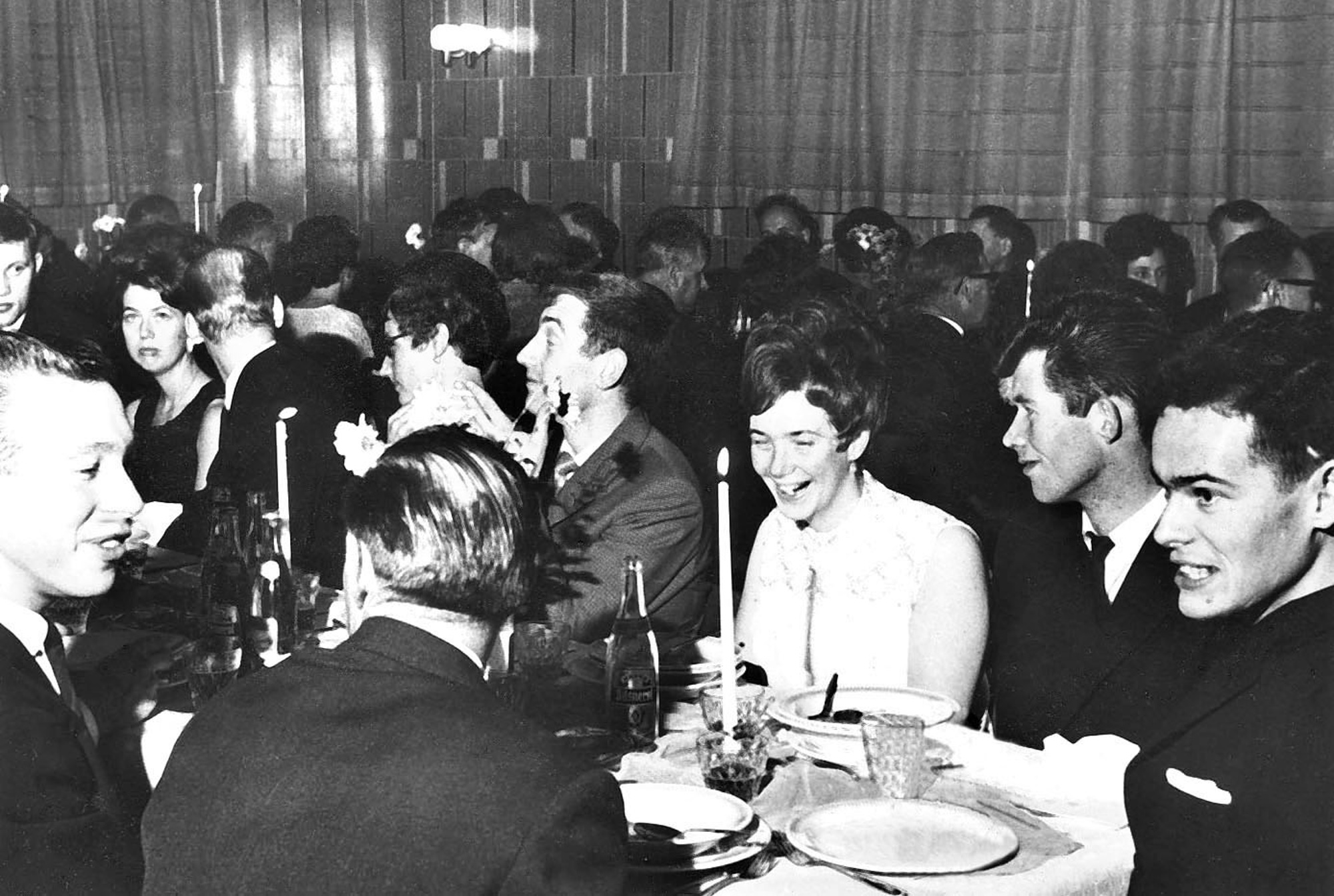 KILs 40 års jubiléum Fra KILs jubiléumsfest på Folkets hus ...  Foran til venstre: Haugen Andre siden av bordet, fra venstre: Torodd Haaland, Anne Marie Lanes, Ivar Lanes, fru Sund, Olaf Sund, fru Larsen, Jostein Larsen og Svein Larsen
