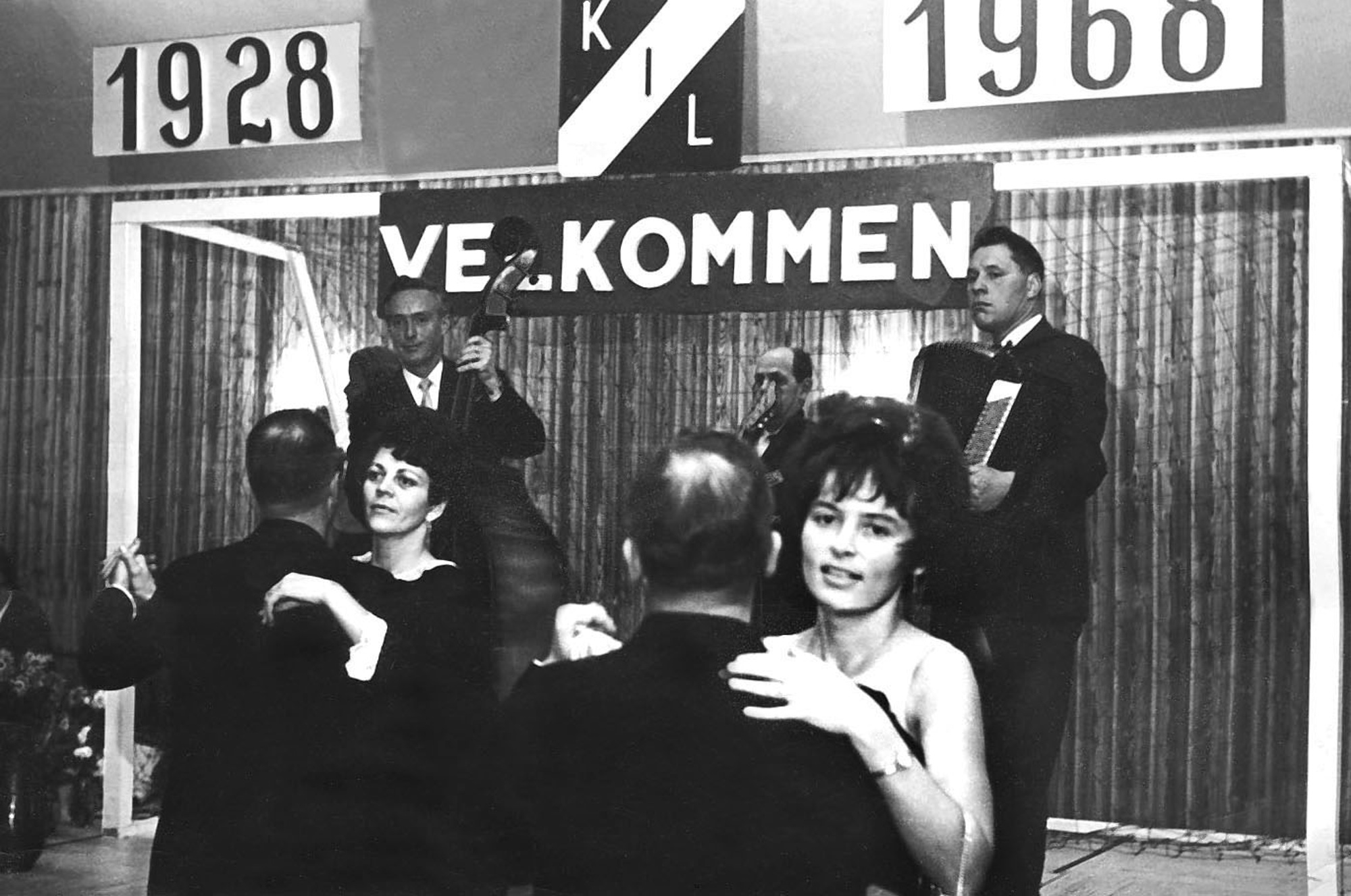 KILs 40 års jubiléum Fra KILs jubiléumsfest på Folkets hus ...  Orkesteret fra venstre: Johan Brudvik, Selmer Simonsen og Edvin Melkevik