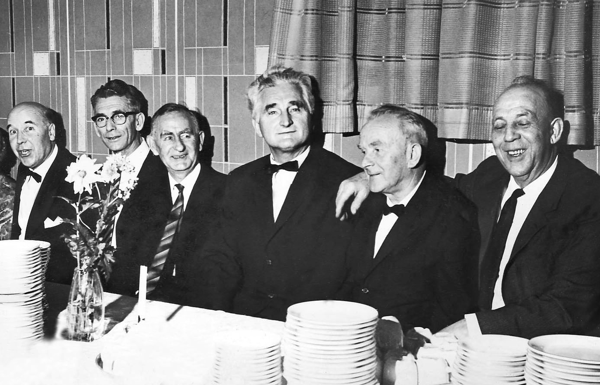 KILs 40 års jubiléum Fra KILs jubiléumsfest på Folkets hus ...  Fra venstre: Humphrey Holst Roness, Stange?, Anton Djønne, August Mydland (1906-1980), Tinius Børresen og Trygve Hansen?