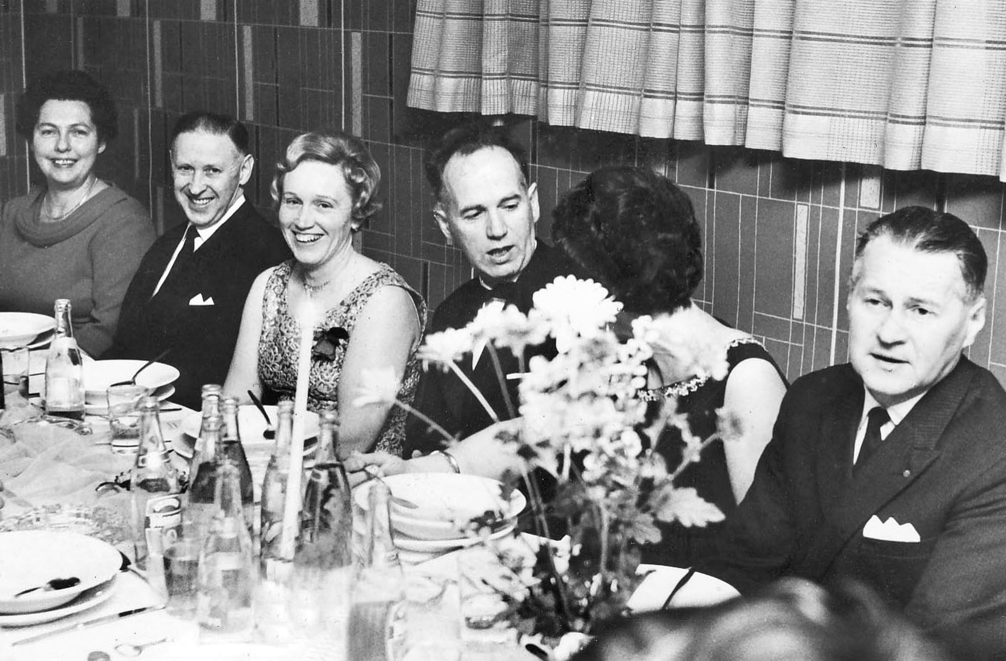 KILs 40 års jubiléum Fra KILs jubiléumsfest på Folkets hus ...  Fra venstre: Sigrid Lind, Arne Lind, ? Lohne, Øyvind Lohne, Ingleid Håvarstein og Trygve Håvarstein