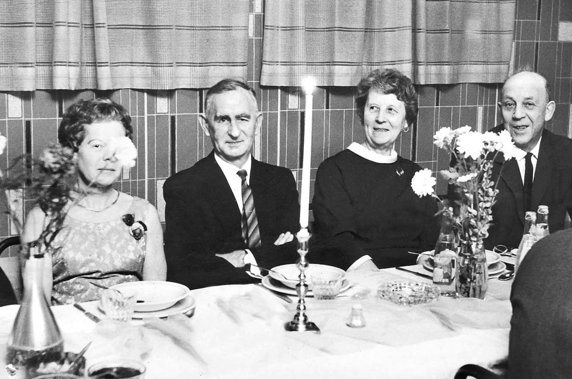 KILs 40 års jubiléum Fra KILs jubiléumsfest på Folkets hus ...  Fra venstre: Margit Djønne, Anton Djønne, ? og Trygve Hansen?