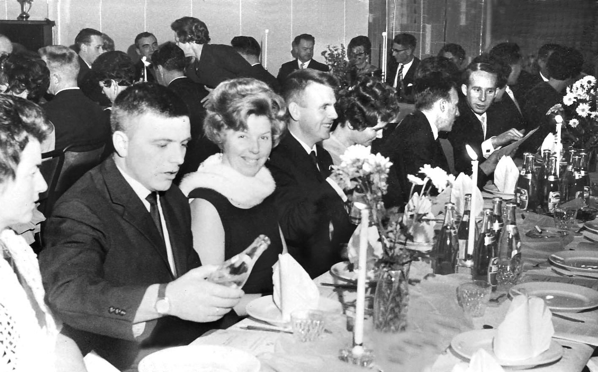 KILs 40 års jubiléum Fra KILs jubiléumsfest på Folkets hus ...  Nærmest fra venstre: Liv Skår, Lauritz Skår, ? Bjelland, Leif Bjelland, Ingrid Bjelland, Per Bjelland, fru Osnes (skjult) og Trygve Osnes