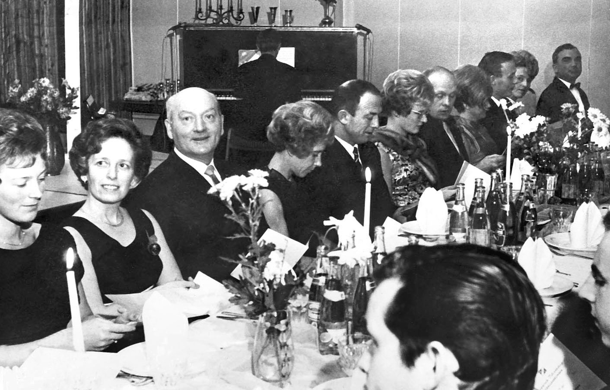 KILs 40 års jubiléum Fra KILs jubiléumsfest på Folkets hus ...  Fra venstre: ?, Reidun Myklebust (Mikkelsen), Ole Myklebust, Ba Guttormsen, Egil Guttomsen, Magnhild Sund, Hans Sund, Helene Eikill,  Oddbjørn Eikill, Sonja Eriksen og Ernst Eriksen
