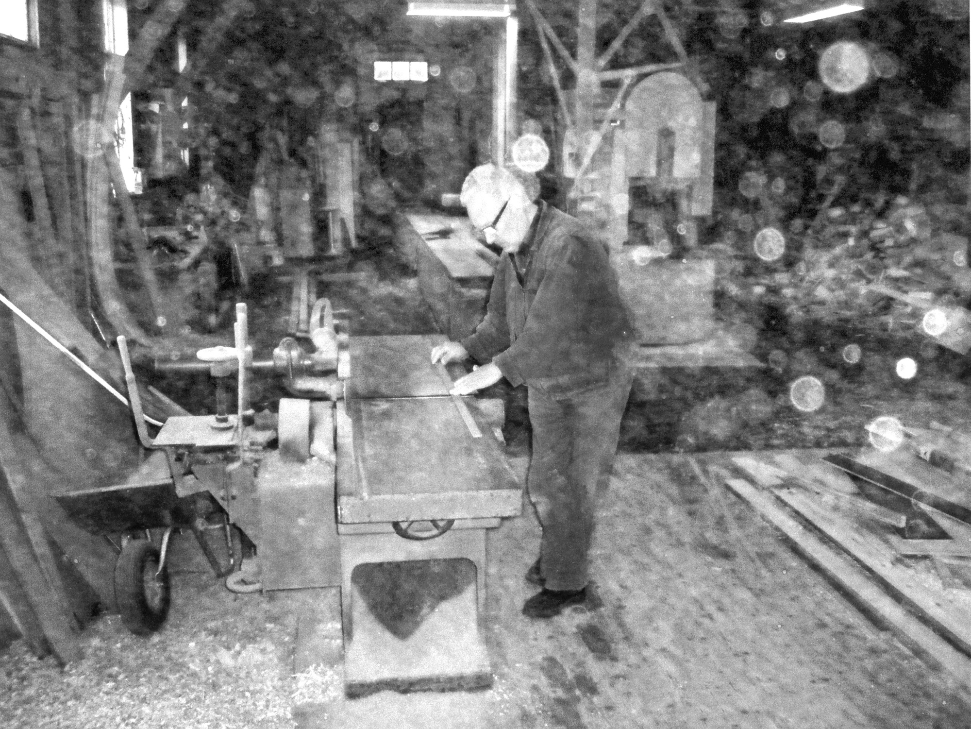 Eide Båtbyggeri Hans Henry Jansen ved avretteren på Eide Båtbyggeri ...  Vigdis på 60 fot ble bygget i 1945 Den største var Veatrål på 62 fot, bygget i 1962 Totalt ble det bygget 20-25 båter mellom 35 og 52 fot. Trio I til Abraham Sund og 6 - 8 motorbåter på 25 fot. I tillegg mange som ble forlenget og forhudet. 4 Colin Archerskøyter til private, 35-38-45 og 47 fot, ble også bygget.  Hans Henry Jansen