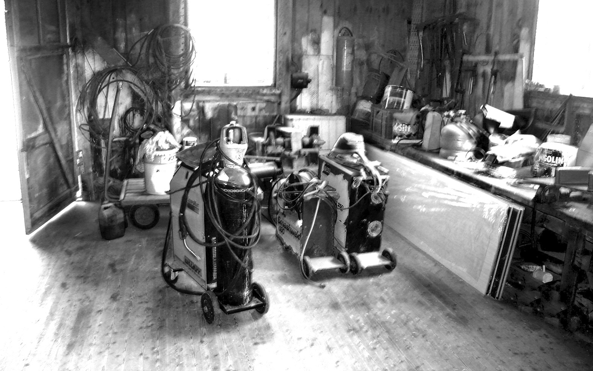 Eide Båtbyggeri Forskjellig sveiseutstyr og annet ved Eide Båtbyggeri ...  Vigdis på 60 fot ble bygget i 1945 Den største var Veatrål på 62 fot, bygget i 1962 Totalt ble det bygget 20-25 båter mellom 35 og 52 fot. Trio I til Abraham Sund og 6 - 8 motorbåter på 25 fot. I tillegg mange som ble forlenget og forhudet. 4 Colin Archerskøyter til private, 35-38-45 og 47 fot, ble også bygget.