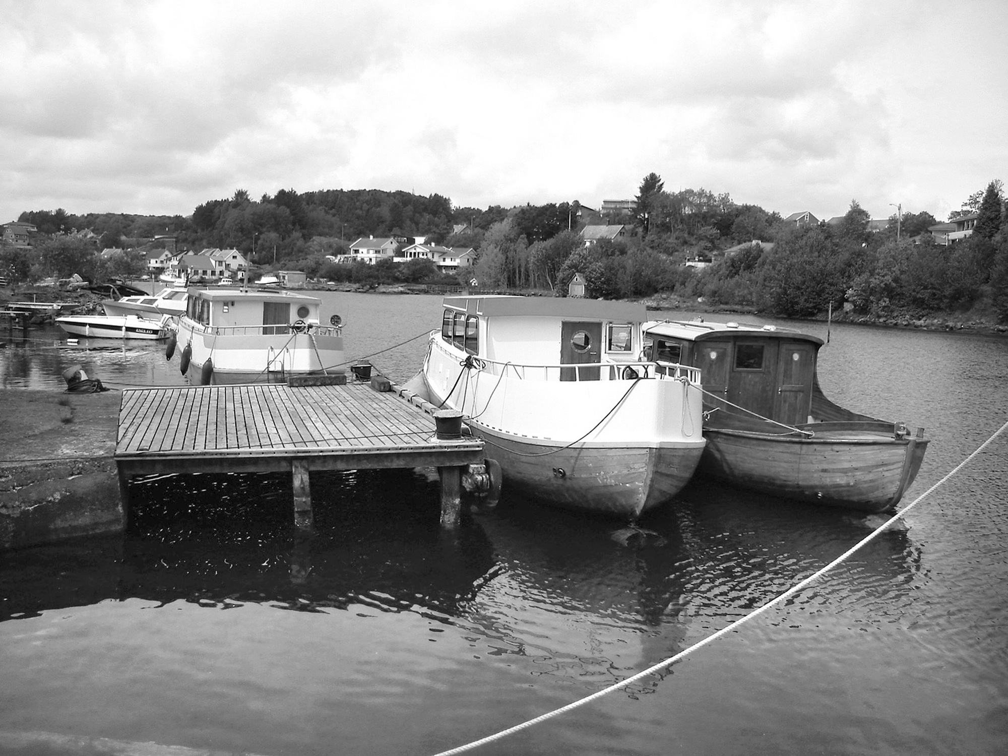Eide Båtbyggeri Båter ved kaien til Eide Båtbyggeri ...  Vigdis på 60 fot ble bygget i 1945 Den største var Veatrål på 62 fot, bygget i 1962 Totalt ble det bygget 20-25 båter mellom 35 og 52 fot. Trio I til Abraham Sund og 6 - 8 motorbåter på 25 fot. I tillegg mange som ble forlenget og forhudet. 4 Colin Archerskøyter til private, 35-38-45 og 47 fot, ble også bygget.