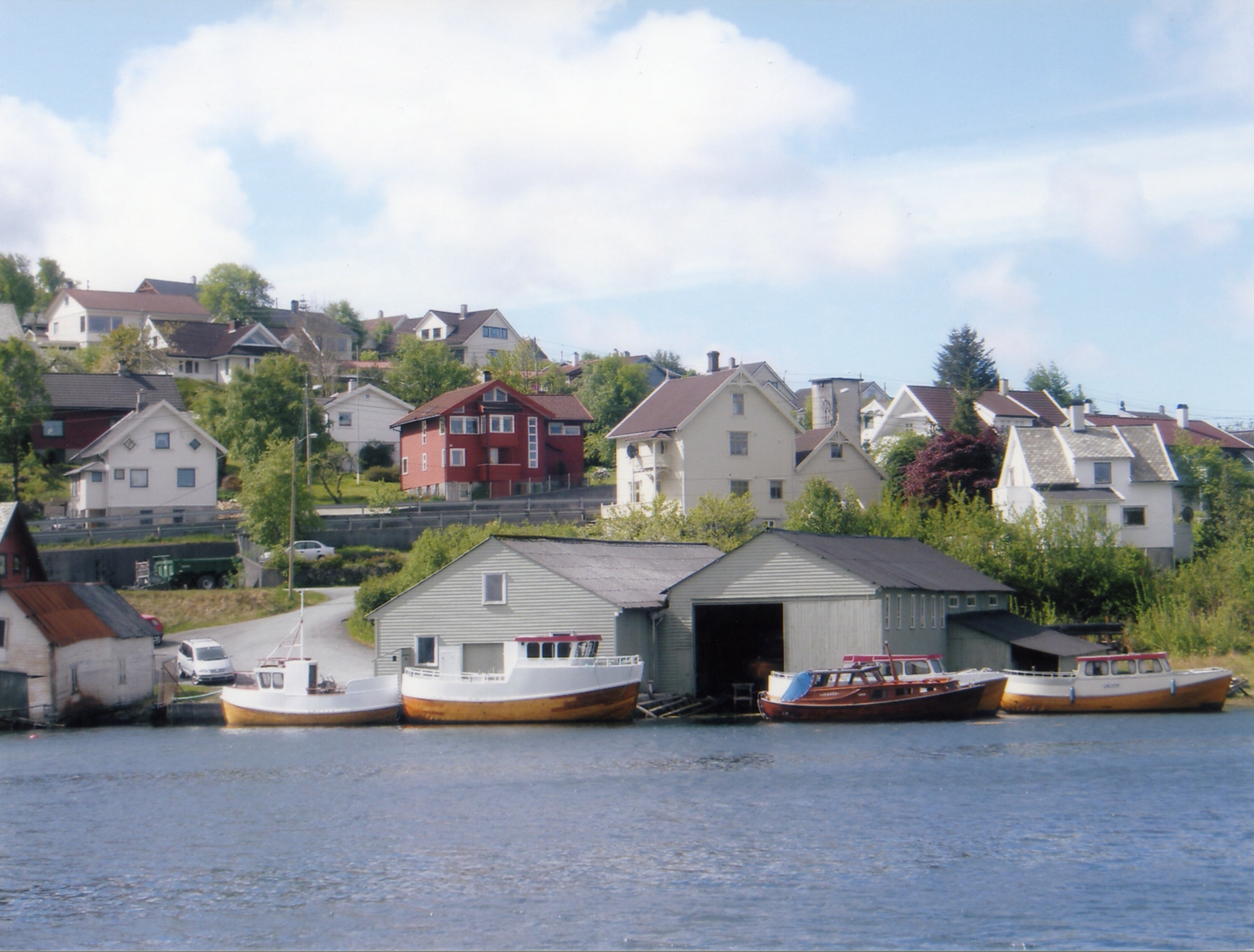 Eide Båtbyggeri  Vigdis på 60 fot ble bygget i 1945 ... Den største var Veatrål på 62 fot, bygget i 1962 Totalt ble det bygget 20-25 båter mellom 35 og 52 fot. Trio I til Abraham Sund og 6 - 8 motorbåter på 25 fot. I tillegg mange som ble forlenget og forhudet. 4 Colin Archerskøyter til private, 35-38-45 og 47 fot, ble også bygget.