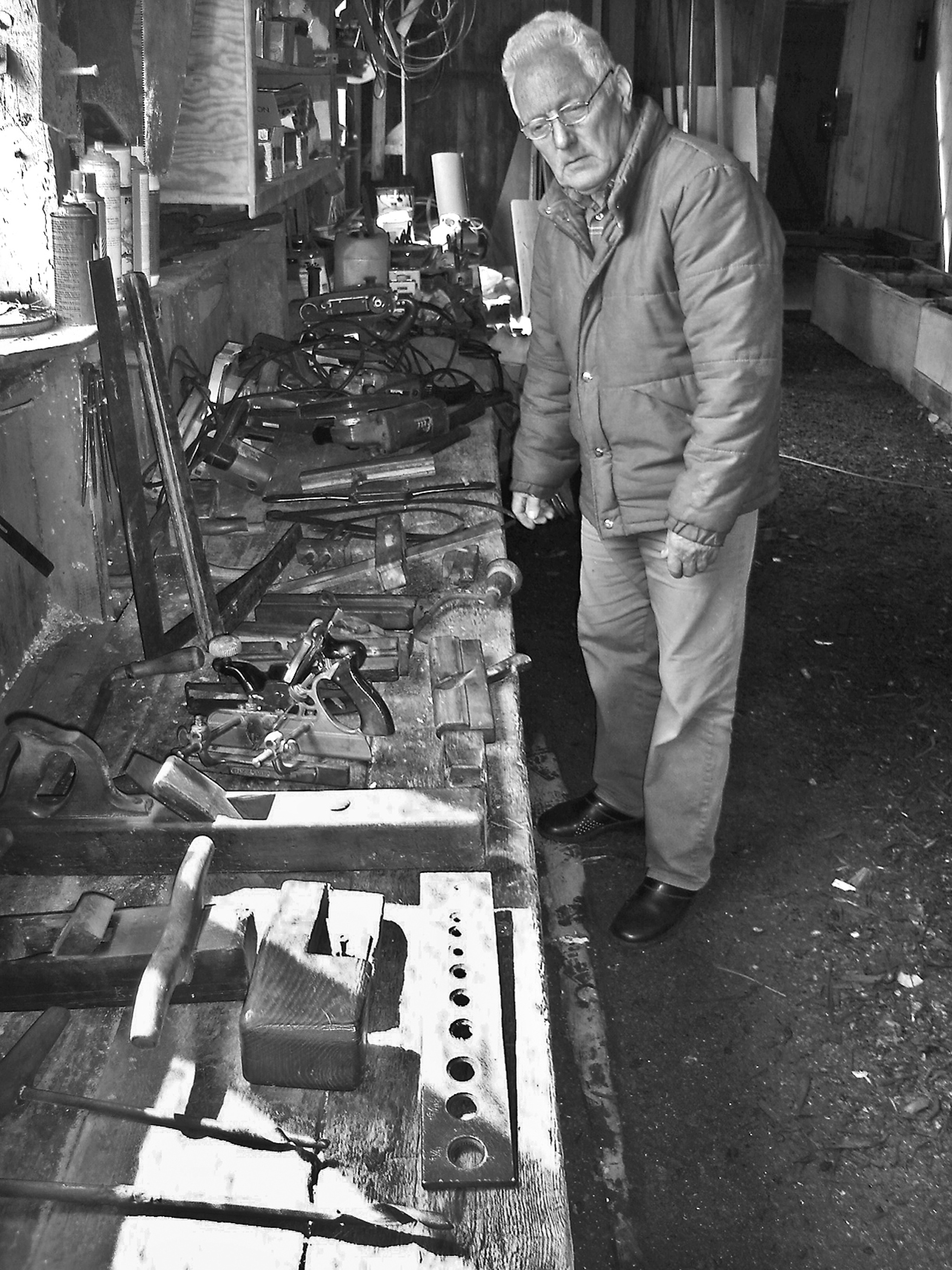 Eide Båtbyggeri Hans Henry Jansen, nåværende eier av Eide Båtbyggeri viser fram endel av verktøyet som brukes til båtbygging ...  Vigdis på 60 fot ble bygget i 1945 Den største var Veatrål på 62 fot, bygget i 1962 Totalt ble det bygget 20-25 båter mellom 35 og 52 fot. Trio I til Abraham Sund og 6 - 8 motorbåter på 25 fot. I tillegg mange som ble forlenget og forhudet. 4 Colin Archerskøyter til private, 35-38-45 og 47 fot, ble også bygget.  Hans Henry Jansen