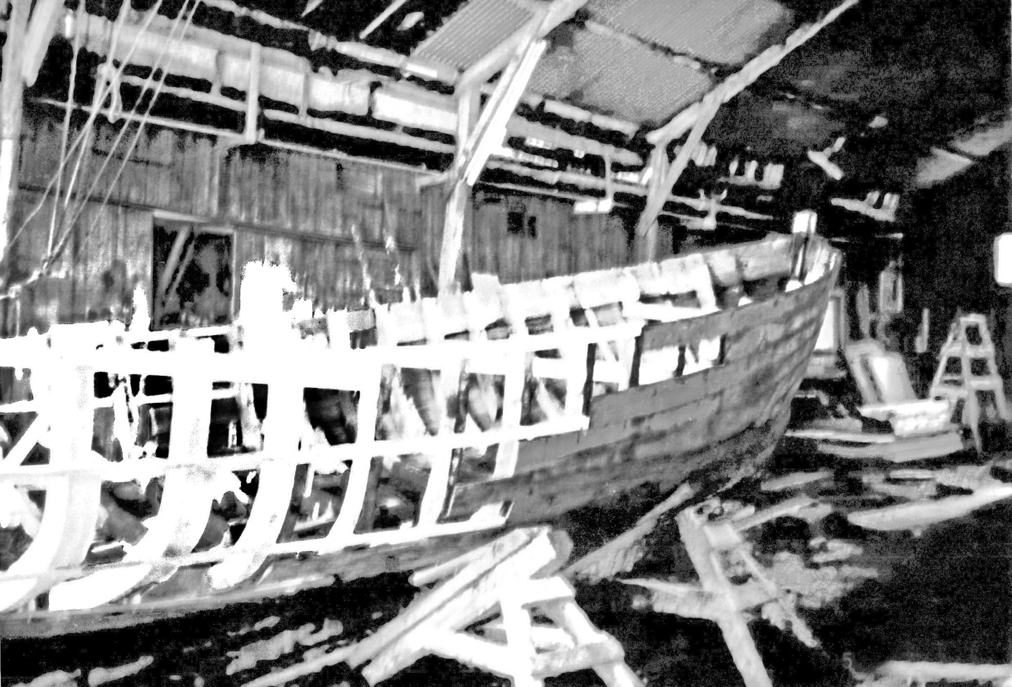 Eide Båtbyggeri Skifting av hus på et fartøy 16. september 2005  Vigdis på 60 fot ble bygget i 1945 ... Den største var Veatrål på 62 fot, bygget i 1962 Totalt ble det bygget 20-25 båter mellom 35 og 52 fot. Trio I til Abraham Sund og 6 - 8 motorbåter på 25 fot. I tillegg mange som ble forlenget og forhudet. 4 Colin Archerskøyter til private, 35-38-45 og 47 fot, ble også bygget.