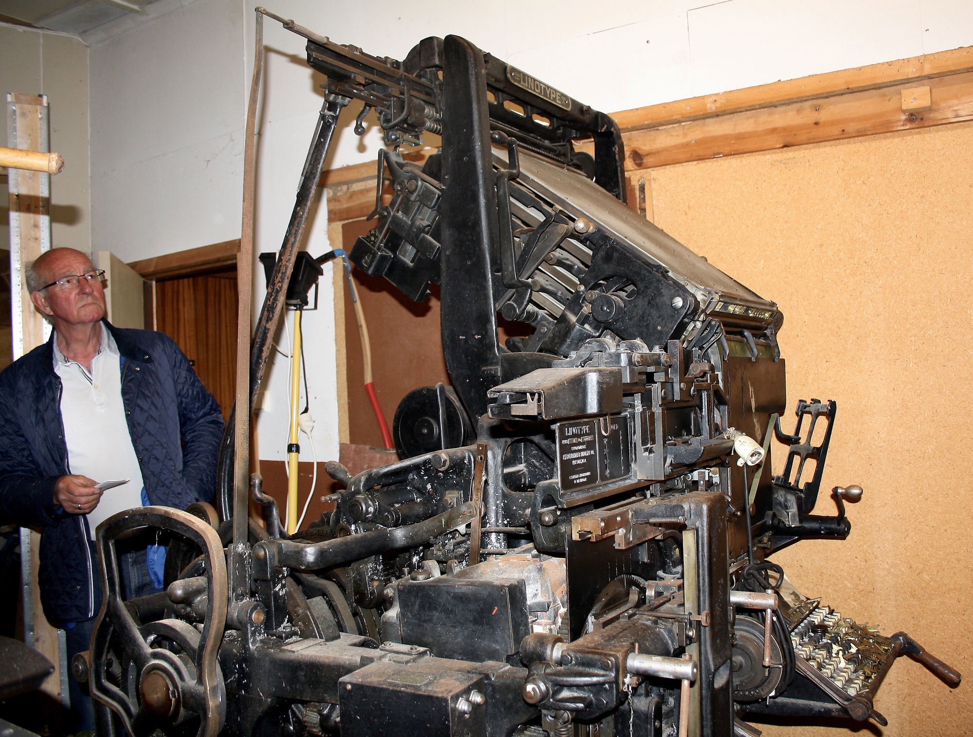 Karmøypostens Linotype blysettemaskin Produsert av Mergenthaler Linotype Co. N.Y., USA  Maskinen var en gave fra Karmøyposten til Kopervik og omegn historielag når avisen la ned produksjonen. Den har stått lagret i Skudeneshavn i mange år, men er nå i gode hender hos Grafisk muséeum i Stavanger - nyrestaurert ...  John Larsen