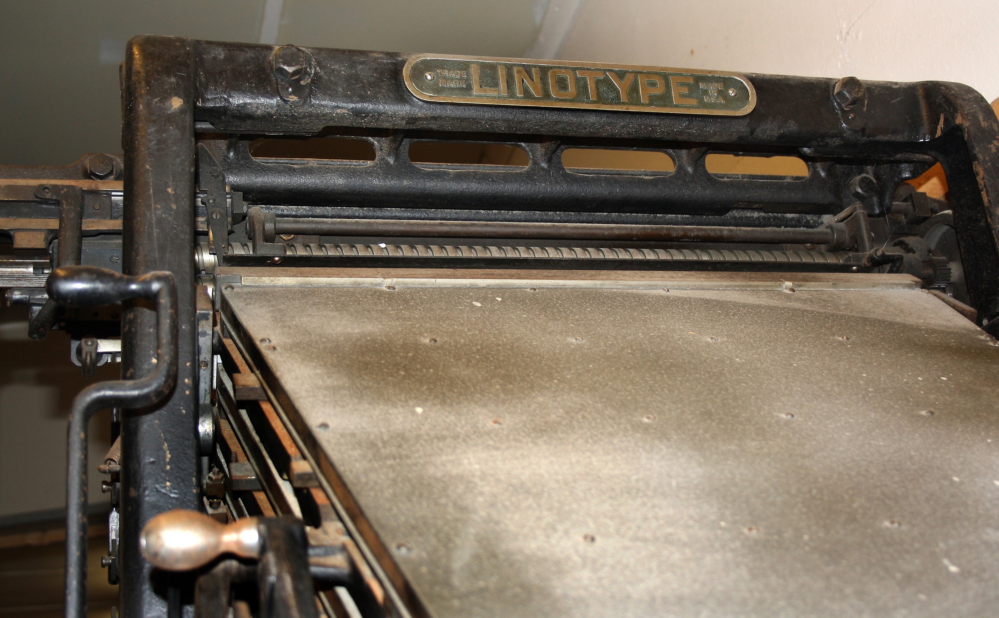 Karmøypostens Linotype blysettemaskin Produsert av Mergenthaler Linotype Co. N.Y., USA  Maskinen var en gave fra Karmøyposten til Kopervik og omegn historielag når avisen la ned produksjonen. Den har stått lagret i Skudeneshavn i mange år, men er nå i gode hender hos Grafisk muséeum i Stavanger - nyrestaurert ...