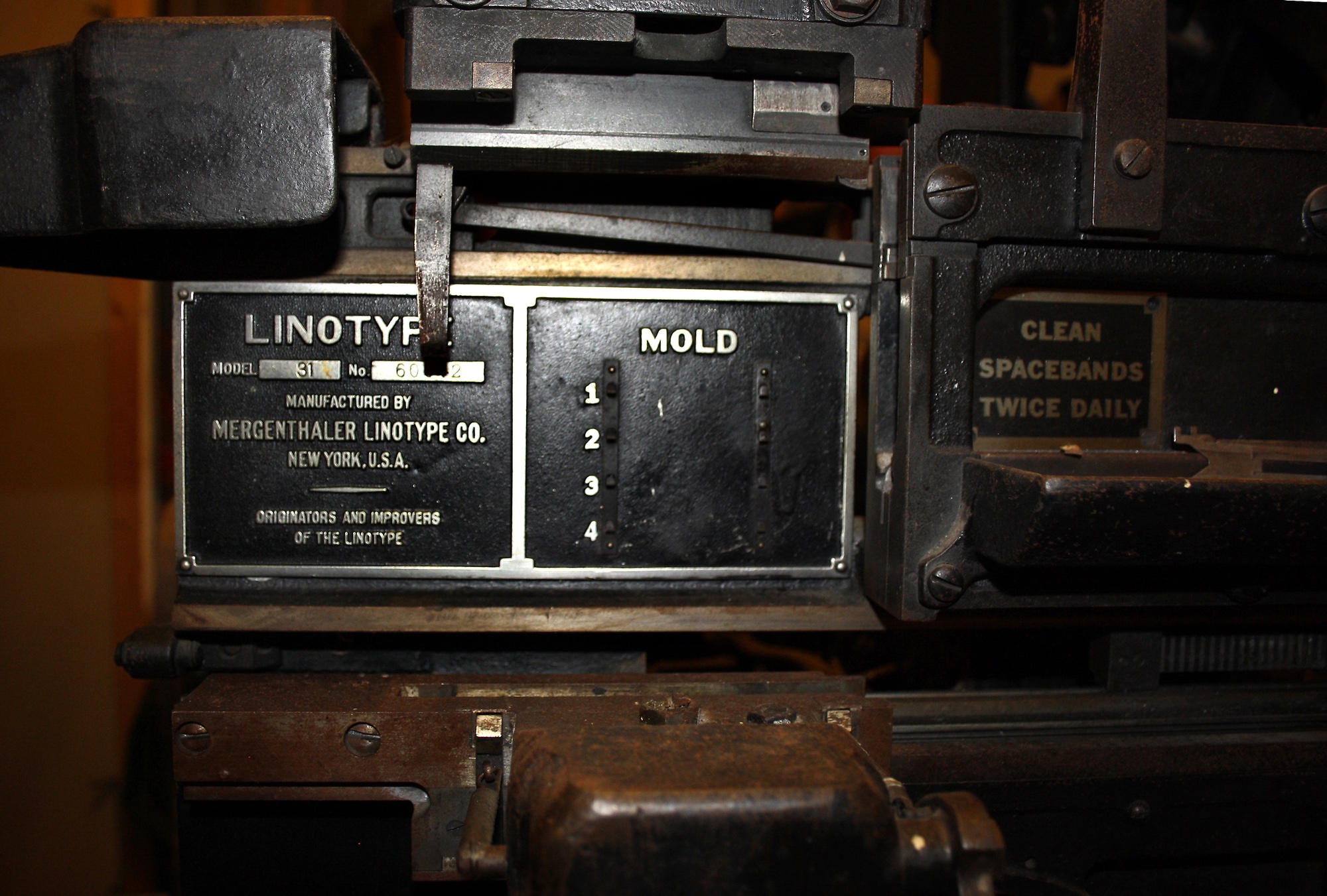 Karmøypostens Linotype blysettemaskin Produsert av Mergenthaler Linotype Co. N.Y., USA  Maskinen var en gave fra Karmøyposten til Kopervik og omegn historielag når avisen la ned produksjonen. Den har stått lagret i Skudeneshavn i mange år, men er nå i gode hender hos Grafisk muséeum i Stavanger - nyrestaurert ...