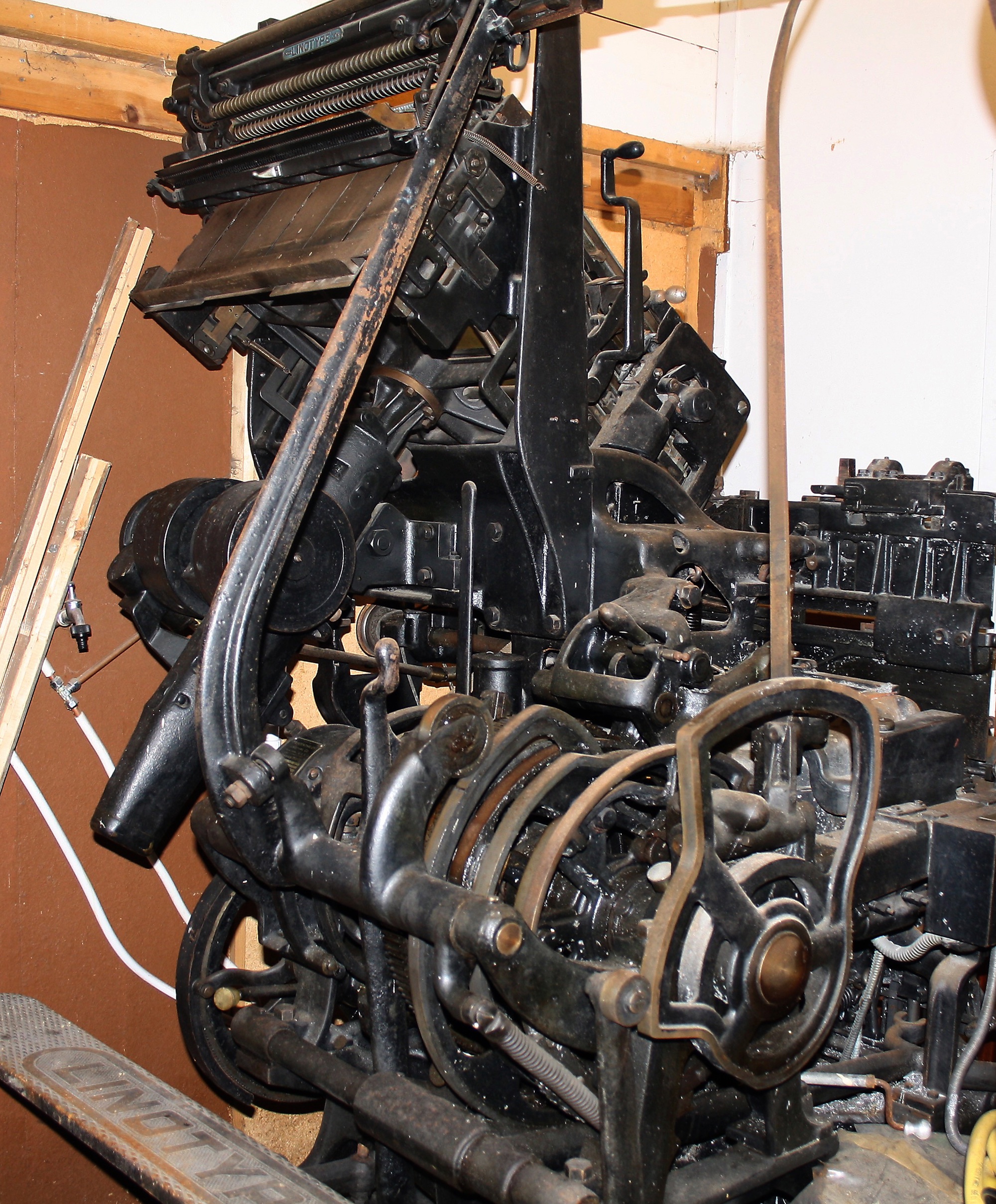 Karmøypostens Linotype blysettemaskin Produsert av Mergenthaler Linotype Co. N.Y., USA  Maskinen var en gave fra Karmøyposten til Kopervik og omegn historielag når avisen la ned produksjonen. Den har stått lagret i Skudeneshavn i mange år, men er nå i gode hender hos Grafisk muséeum i Stavanger - nyrestaurert ...