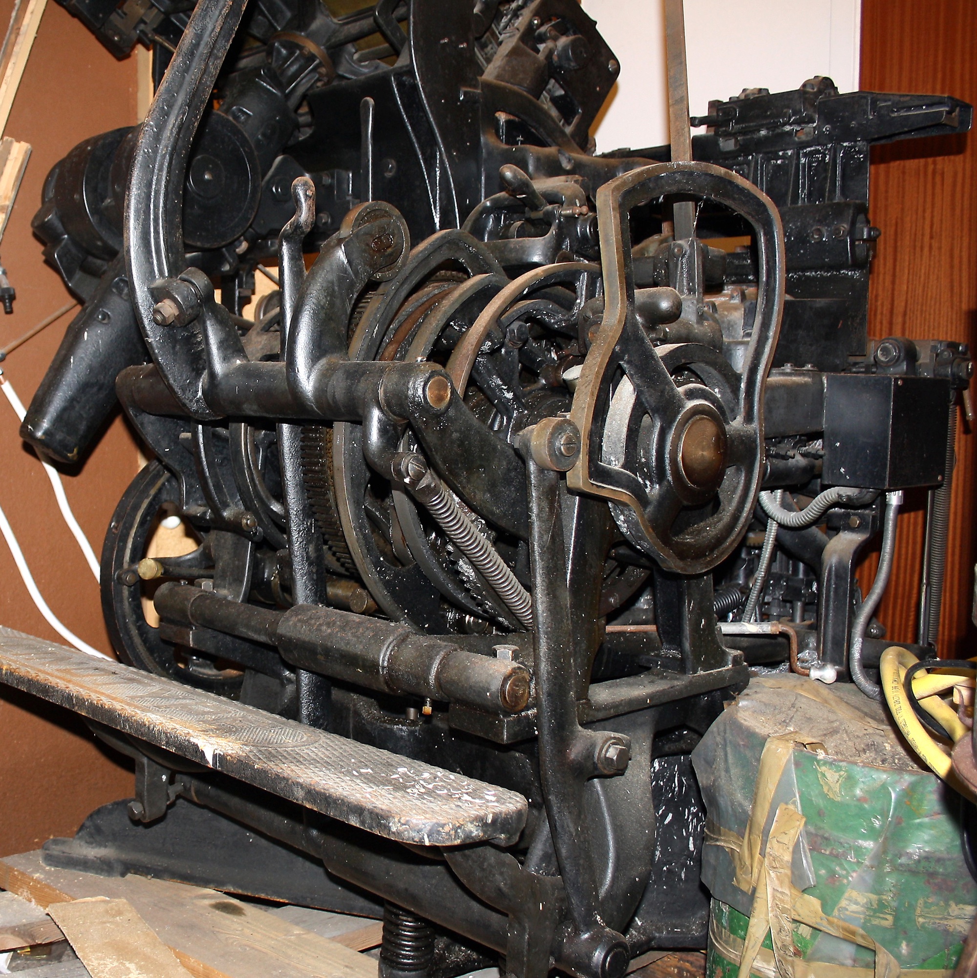 Karmøypostens Linotype blysettemaskin Produsert av Mergenthaler Linotype Co. N.Y., USA  Maskinen var en gave fra Karmøyposten til Kopervik og omegn historielag når avisen la ned produksjonen. Den har stått lagret i Skudeneshavn i mange år, men er nå i gode hender hos Grafisk muséeum i Stavanger - nyrestaurert ...